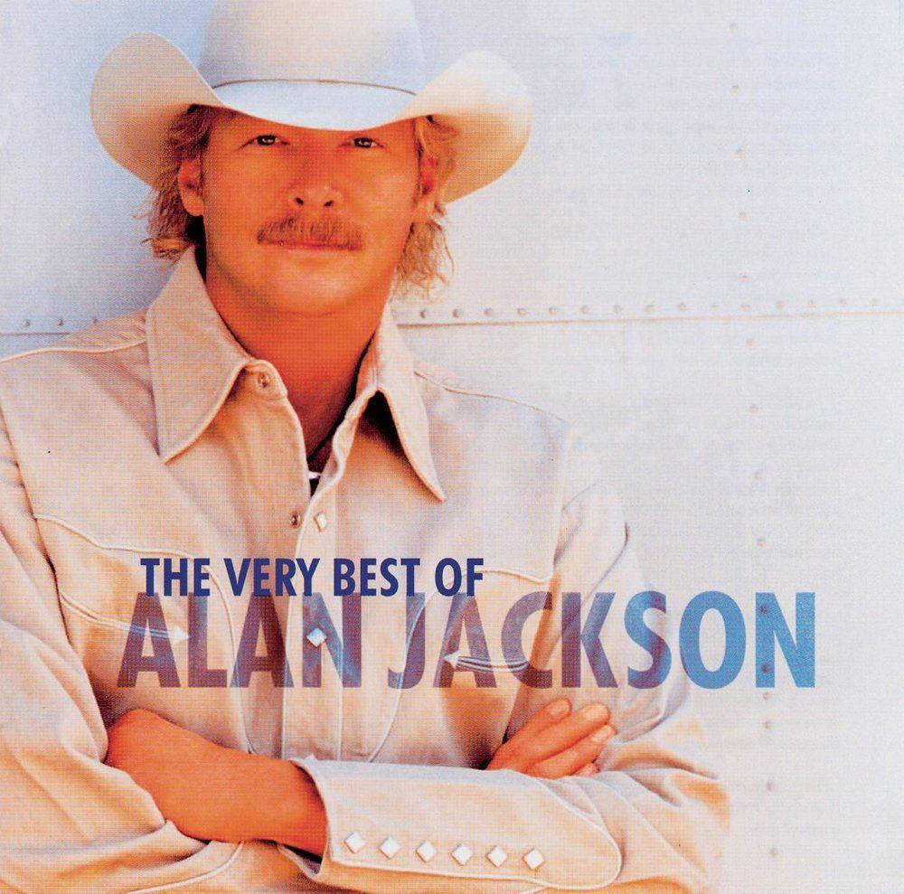 Alan Jackson 桌布 壁紙 — Alan Jackson 自信地站立，戴著白色牛仔帽和穿著白色襯衫，雙手交叉在胸前，背景是純白色。