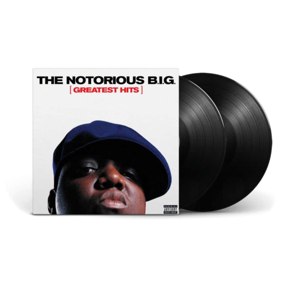  壁紙 — The Notorious B.I.G. Greatest Hits 專輯封面，旁邊有兩張黑色黑膠唱片，背景為白色。