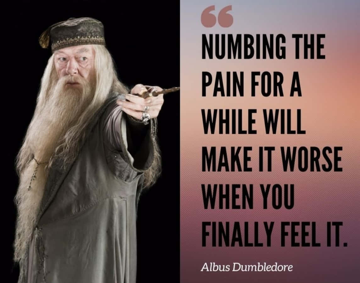 Harry Potter Quotes 桌布 壁紙 — Albus Dumbledore 在黑暗背景前，表情嚴肅地拿著魔杖，旁邊是一個漸層粉紅和紫色面板上的語錄。
