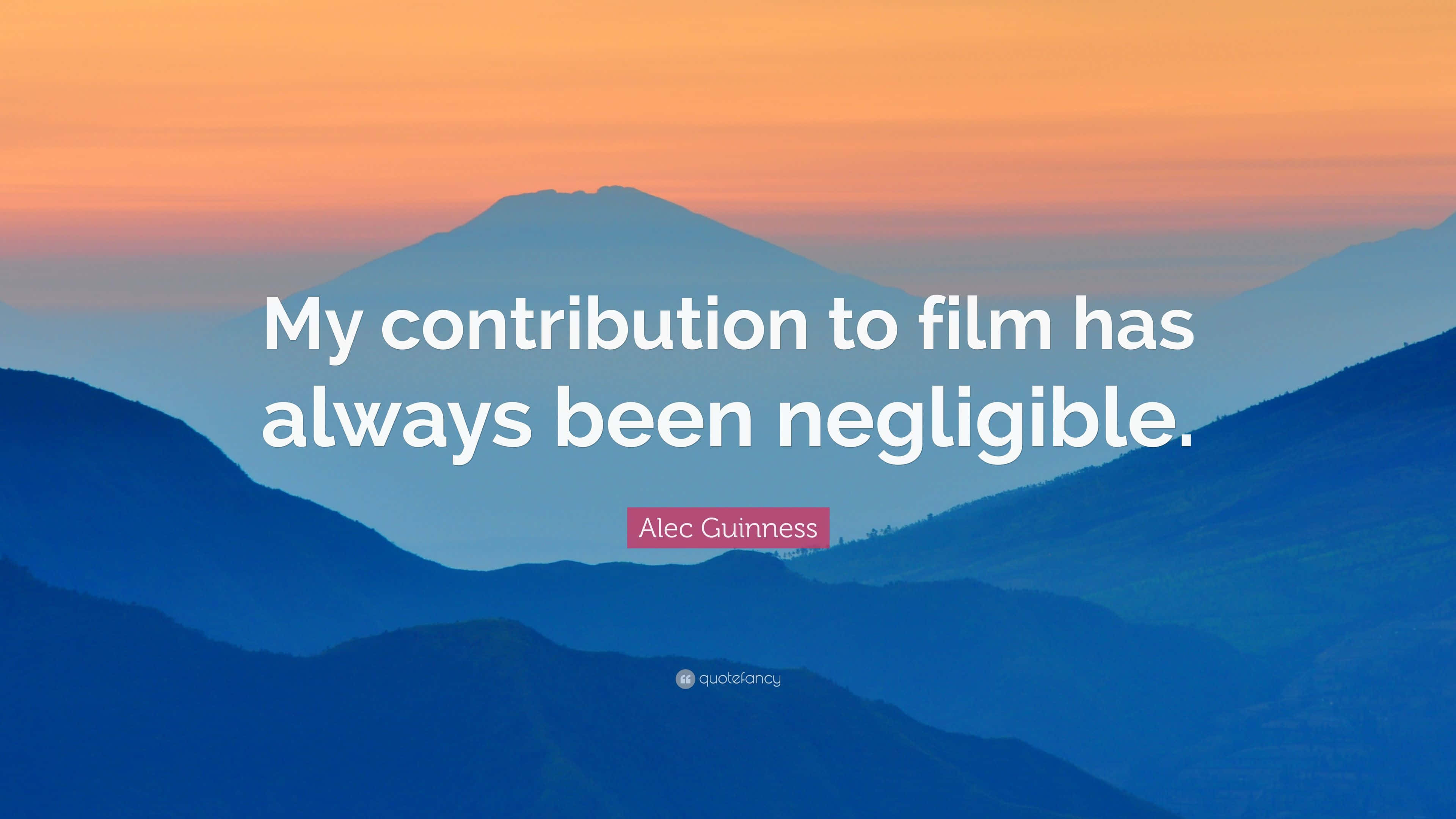 Negligible 桌布 壁紙 — Alec Guinness 語錄疊加在日落時分寧靜的山脈上，帶有橙色和藍色色調。
