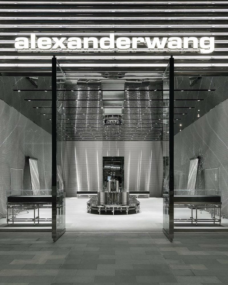 Alexander Wang 桌布 壁紙 — Alexander Wang 店鋪入口的黑白視圖，配有時尚的玻璃門和金屬內部裝置。