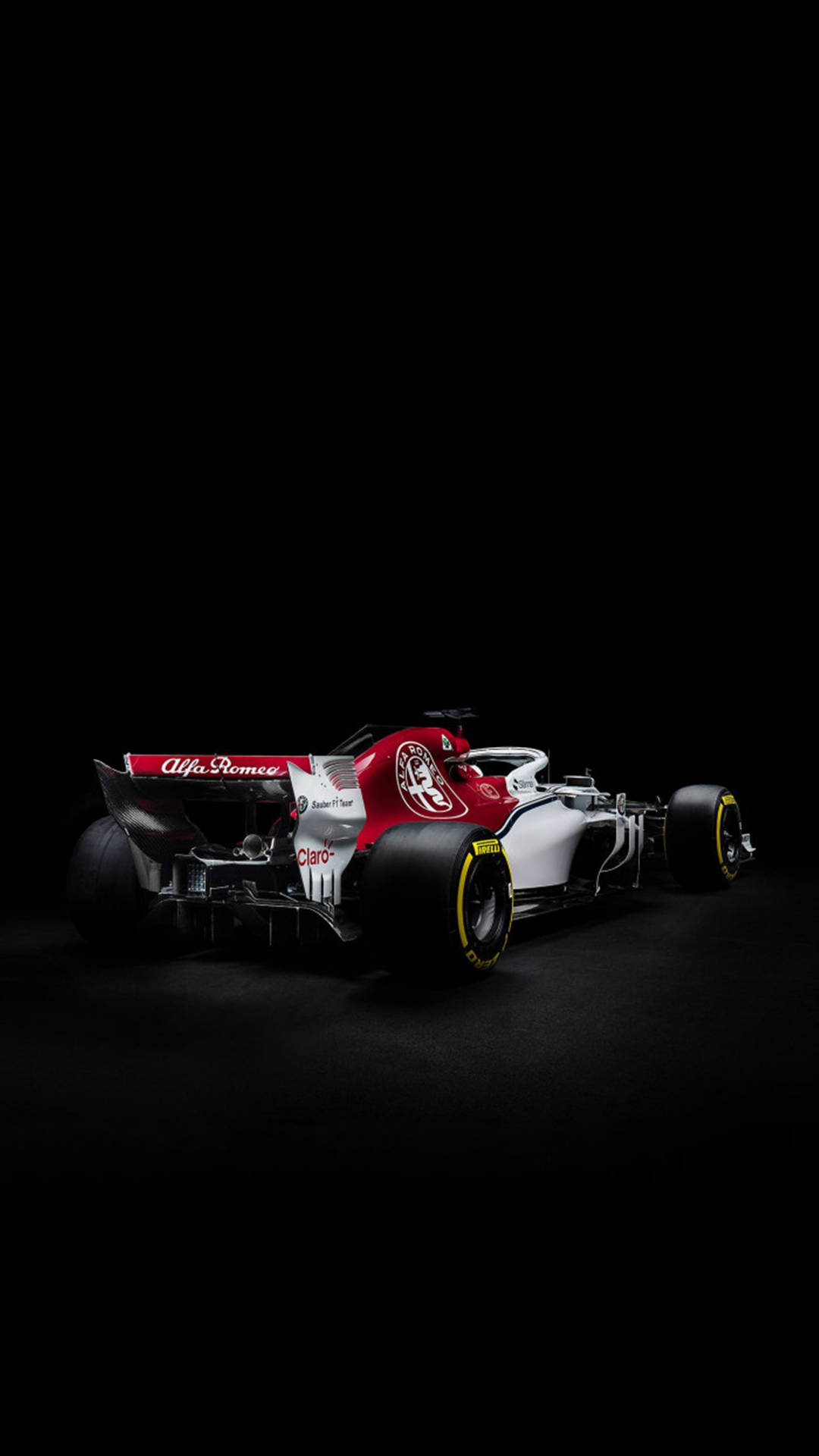愛快羅密歐一級方程式賽車在攝影棚內搭配戲劇性燈光 — F1 壁紙
