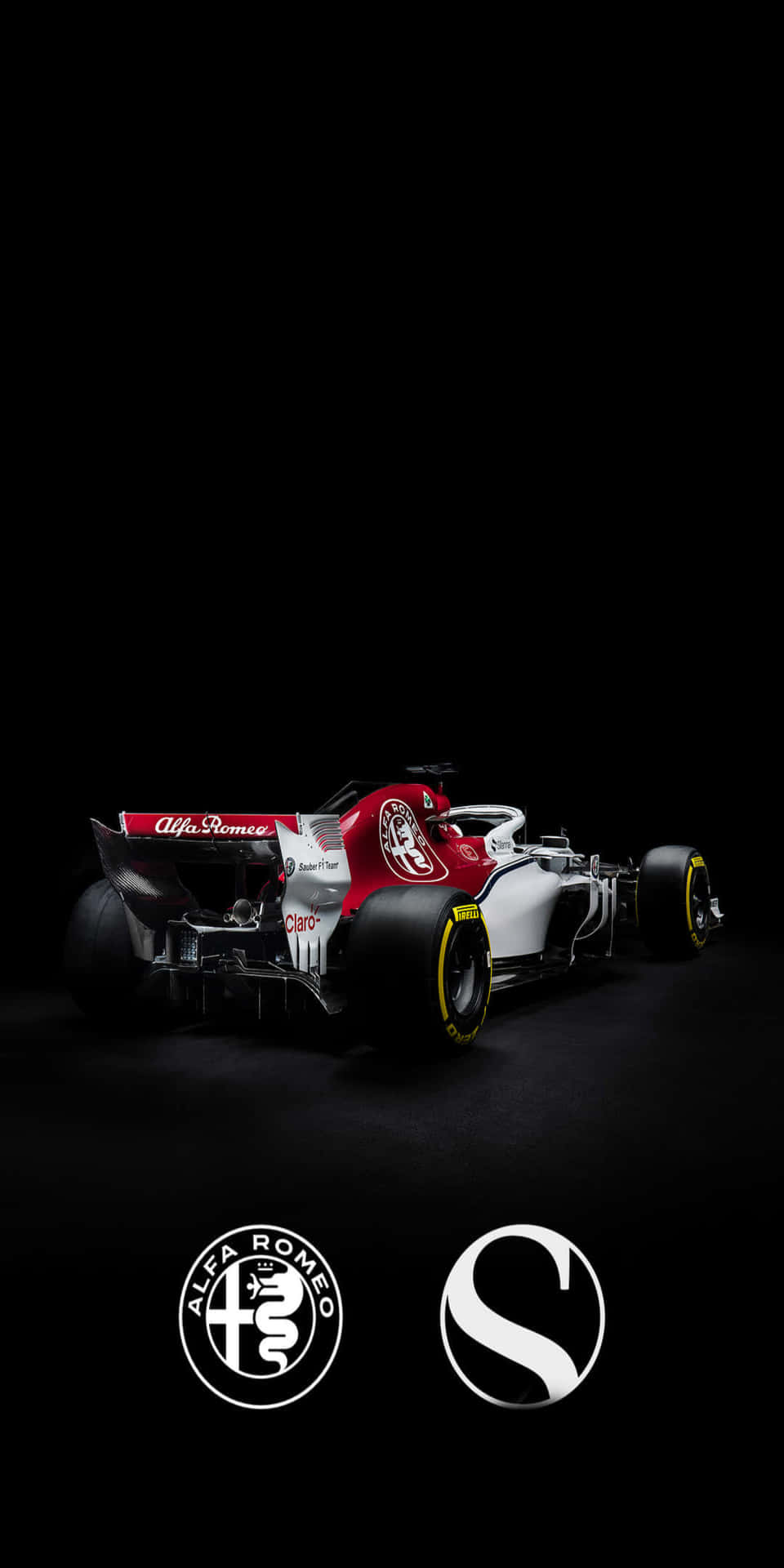 愛快羅密歐一級方程式賽車，帶有車隊標誌，黑色背景 — F1 壁紙