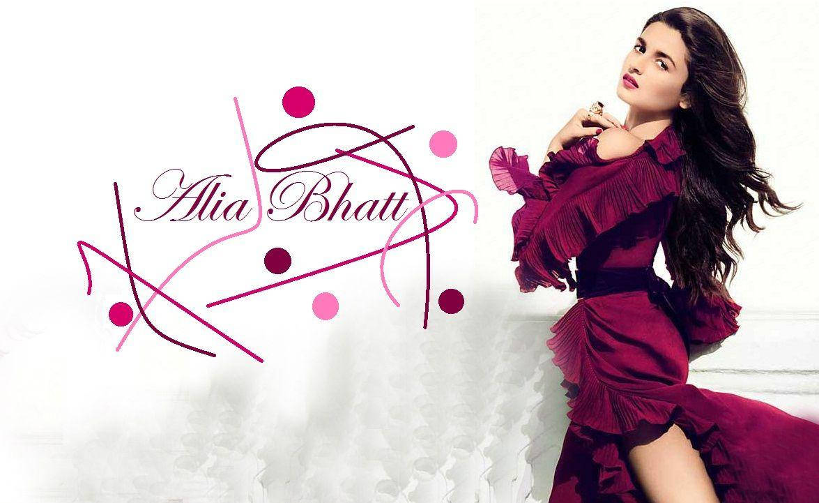 south heroine 桌布 壁紙 — Alia Bhatt 身穿飄逸的栗色連衣裙，在帶有抽象粉紅色圖形元素的紋理白色背景前優雅地擺姿勢。