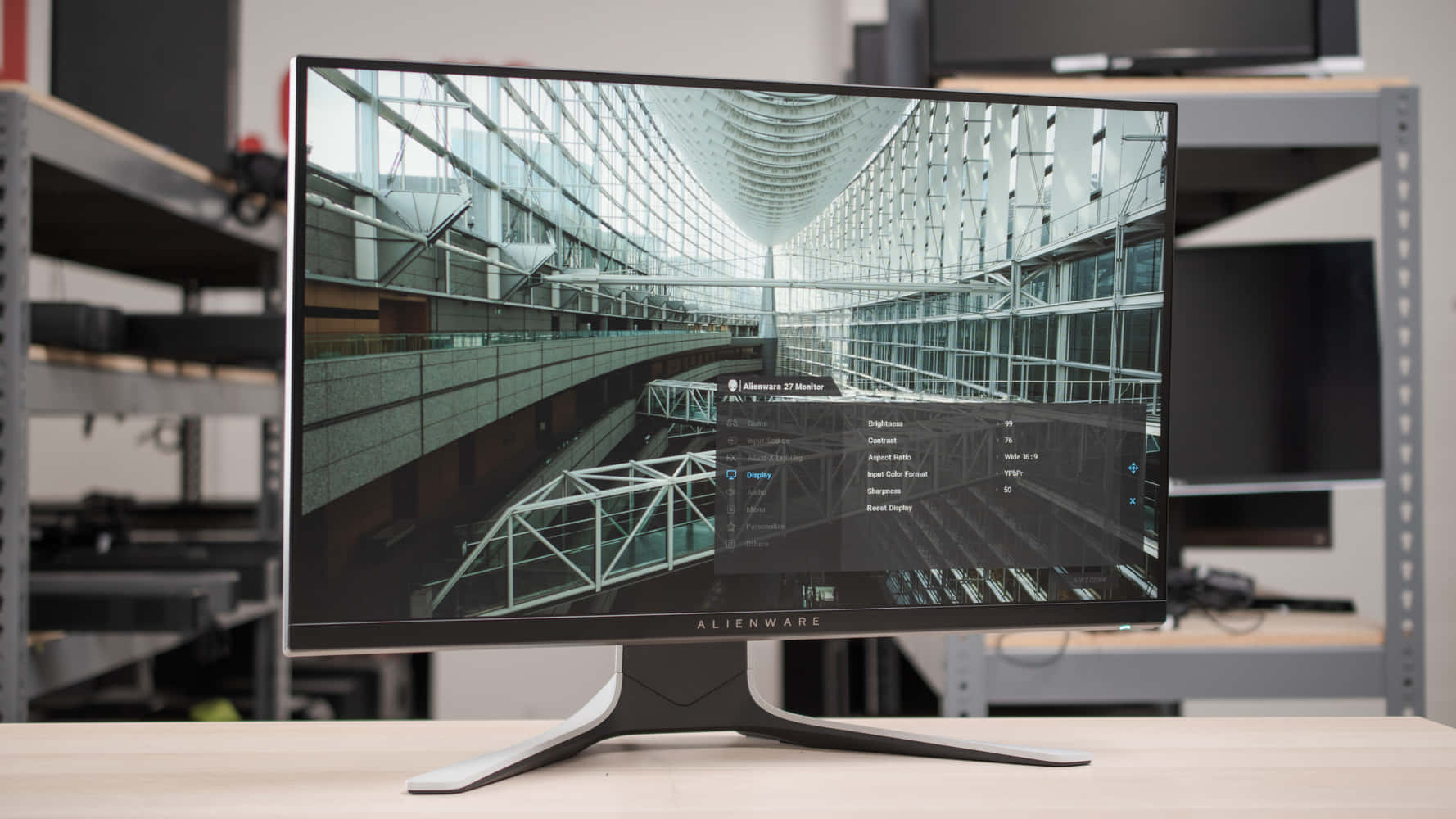 Alienware 桌布 壁紙 — Alienware 顯示器展示時尚的玻璃和鋼製中庭，帶有螢幕設定疊加層。