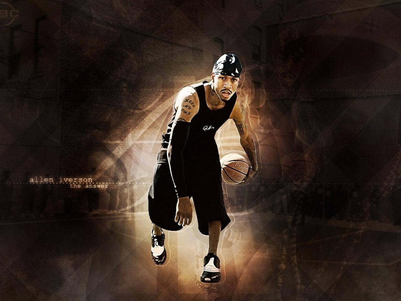 籃球 桌布 壁紙 — Allen Iverson 在黑暗抽象背景下，於戲劇性聚光燈下運球。
