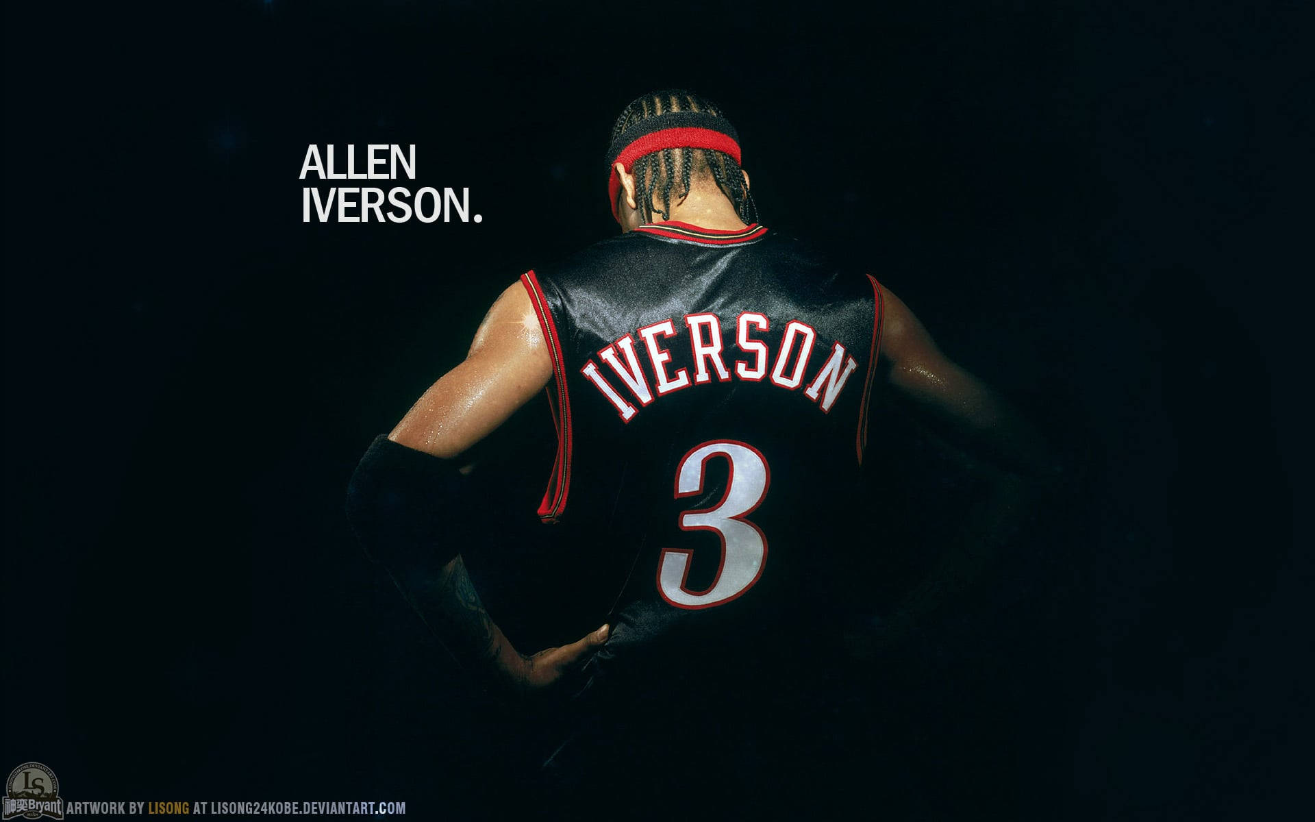Allen Iverson 桌布 壁紙 — Allen Iverson 身穿黑色球衣，號碼3，紅色飾邊，背對深色背景站立。