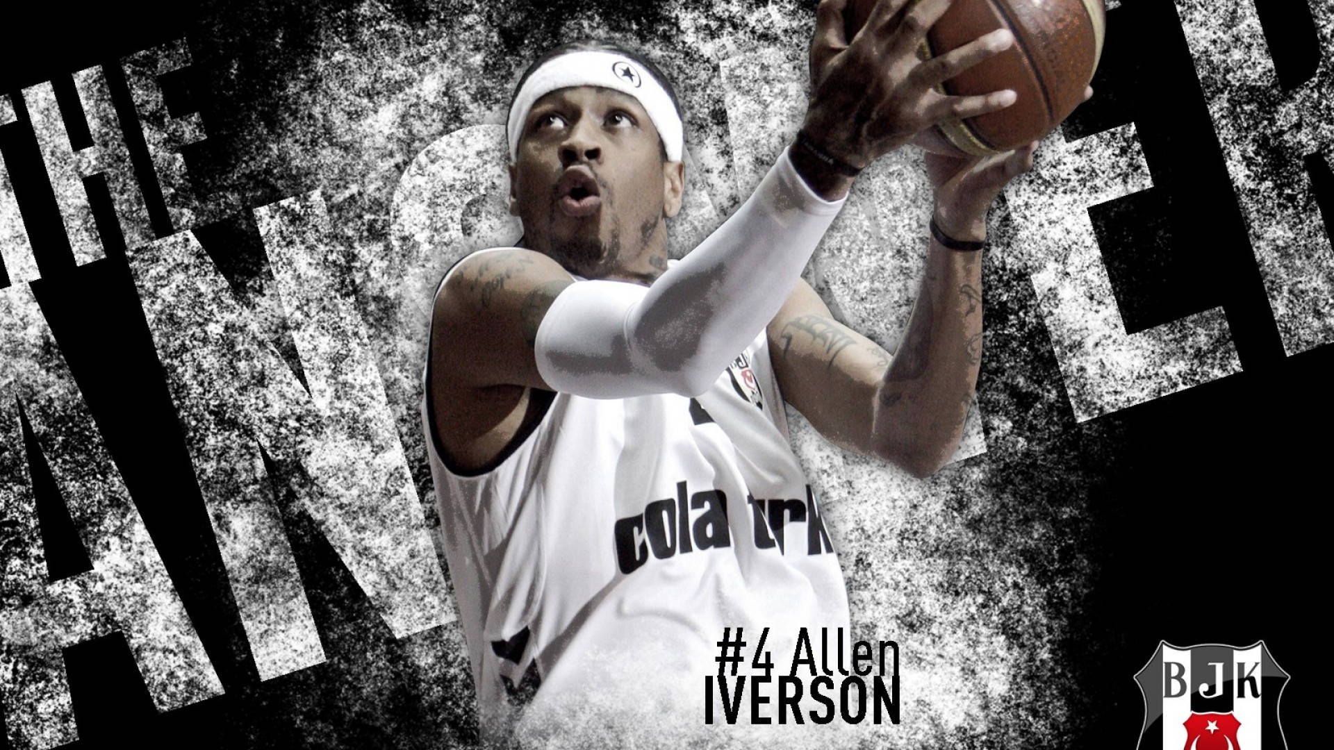 黑白 桌布 壁紙 — Allen Iverson 身穿白色球衣，在粗糙紋理背景前專注地投籃。