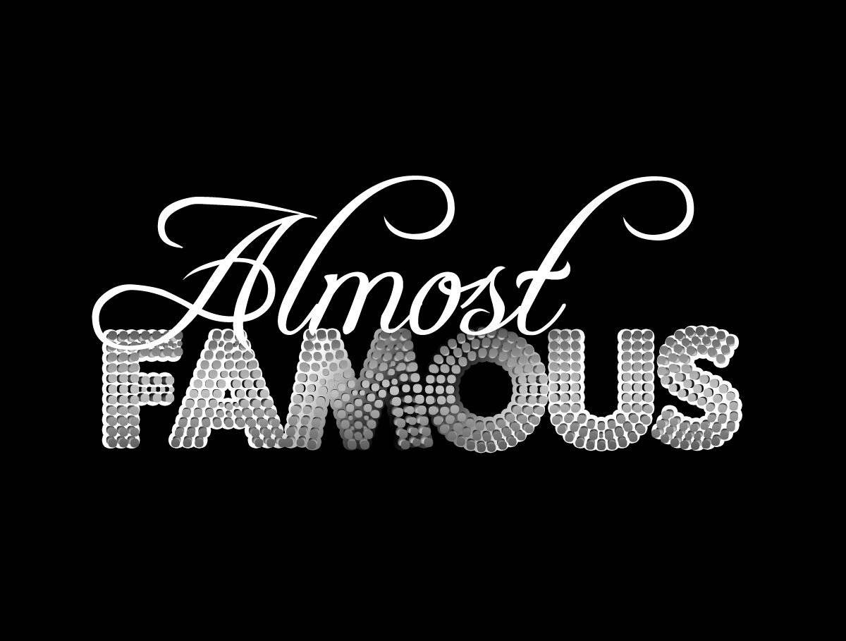 drama 桌布 壁紙 — 「Almost FAMOUS」一詞以優雅的白色字體和閃爍的銀色圓點，在純黑色背景上呈現。