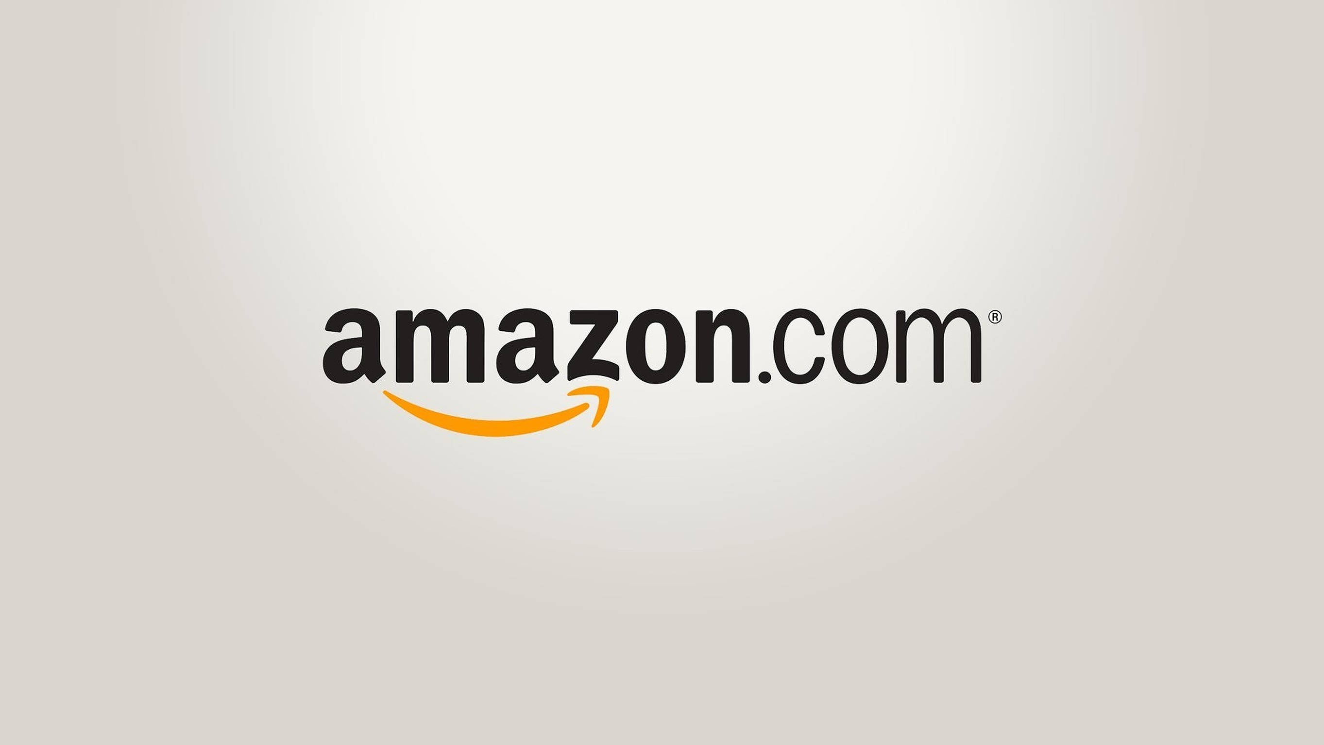 亞馬遜 桌布 壁紙 — Amazon.com 標誌，黑色文字和橙色箭頭，淺灰色漸變背景。