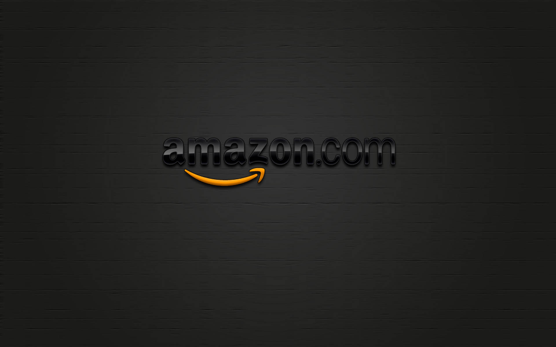 亞馬遜 桌布 壁紙 — Amazon.com 標誌以亮黑色和橙色為中心，置於深色紋理磚牆背景上。