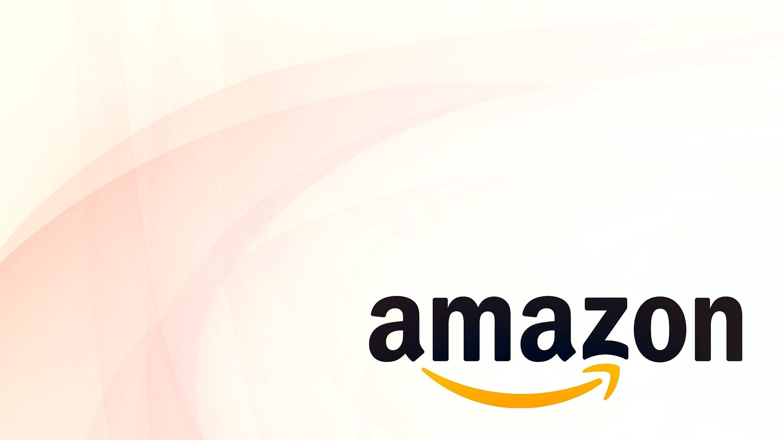 亞馬遜 桌布 壁紙 — Amazon 標誌居中於柔和漸變背景上，帶有流動的蜜桃和奶油漩渦。