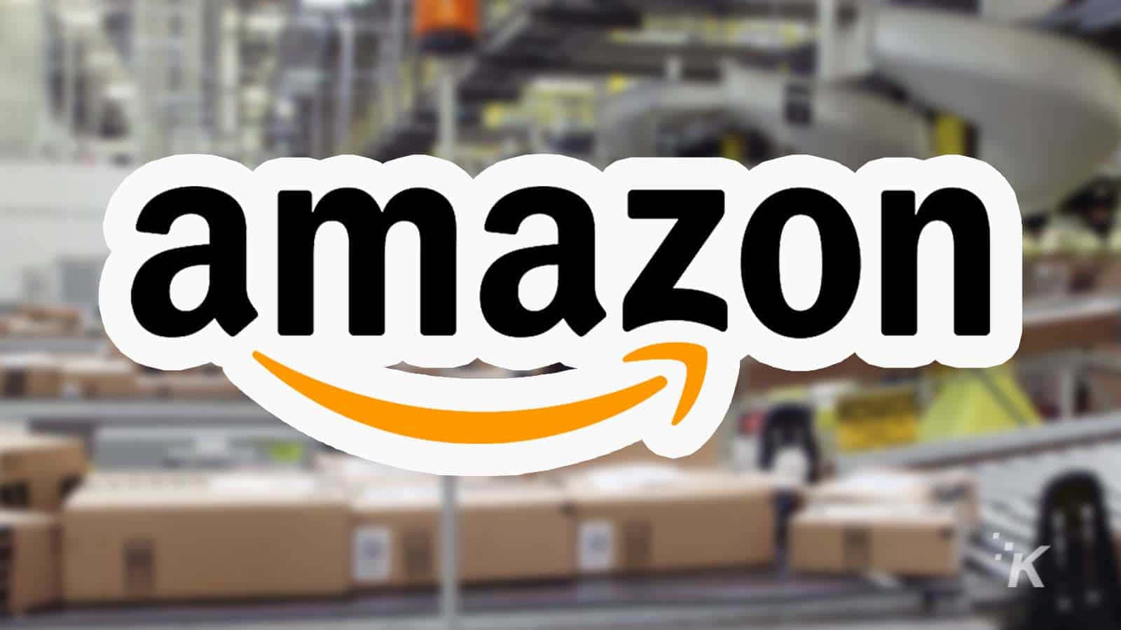 Amazon 標誌疊加在帶有箱子的倉庫場景上。 — 亞馬遜 GIF 壁紙