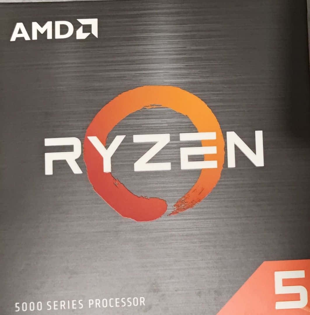 AMD 桌布 壁紙 — AMD Ryzen 5000 系列處理器盒的特寫，帶有拉絲金屬質感和醒目的橙白色品牌標識。