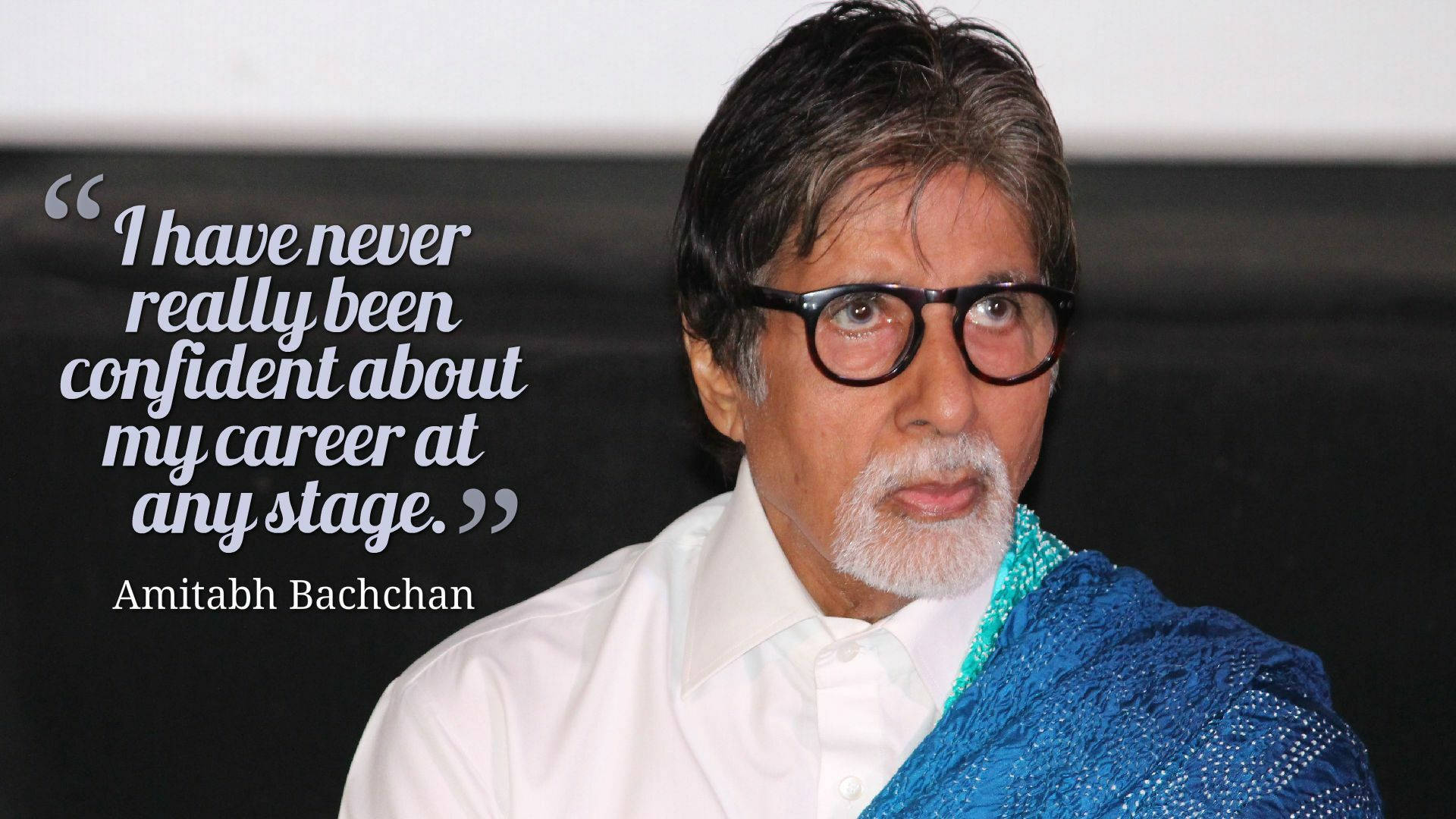 Amitabh Bachchan 桌布 壁紙 — Amitabh Bachchan 身穿白襯衫和藍色披肩，在黑色背景上帶有引文疊加，顯得若有所思。