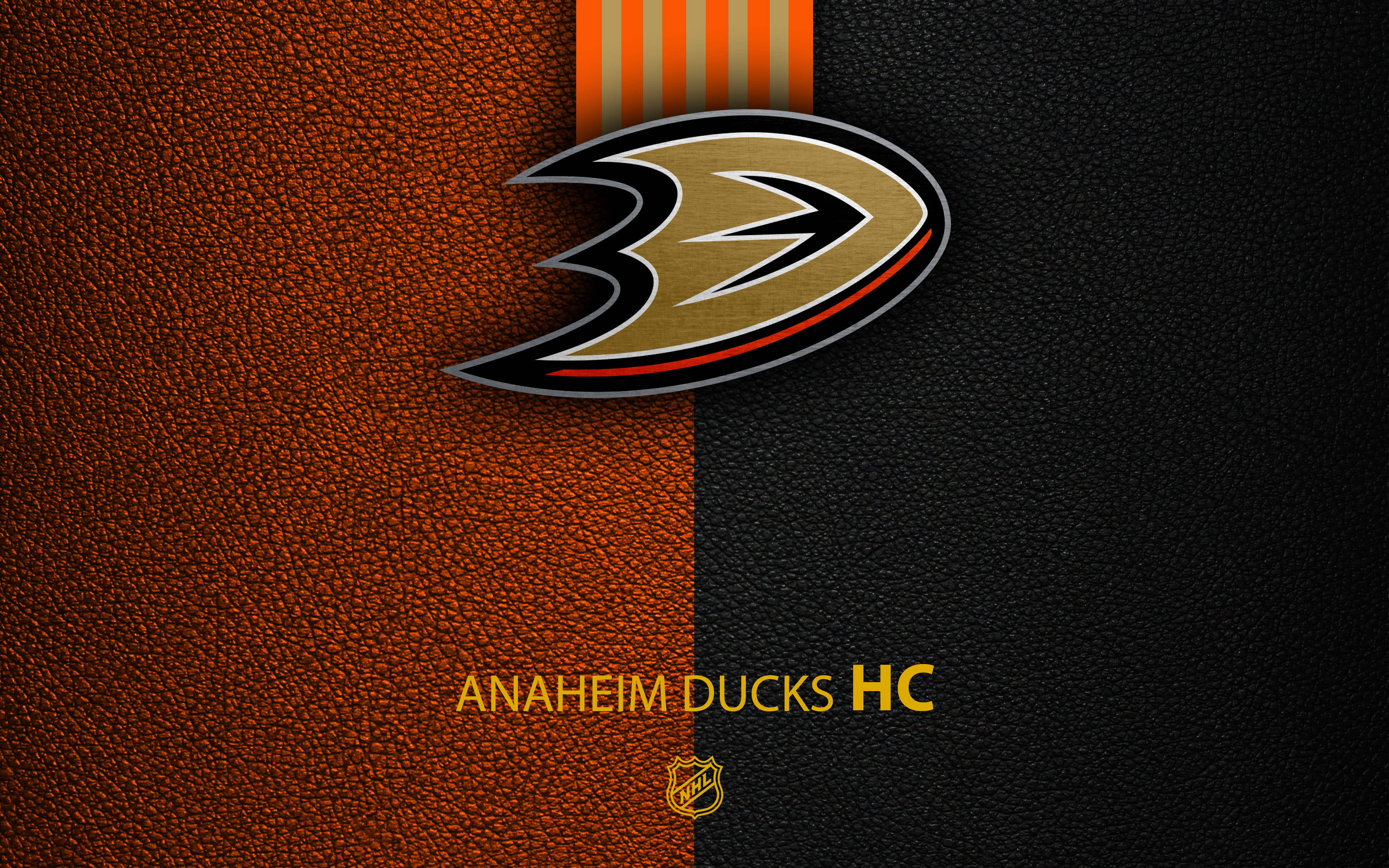 ducks 桌布 壁紙 — Anaheim Ducks HC 標誌居中於分為橙色和黑色皮革紋理背景，下方有球隊名稱。