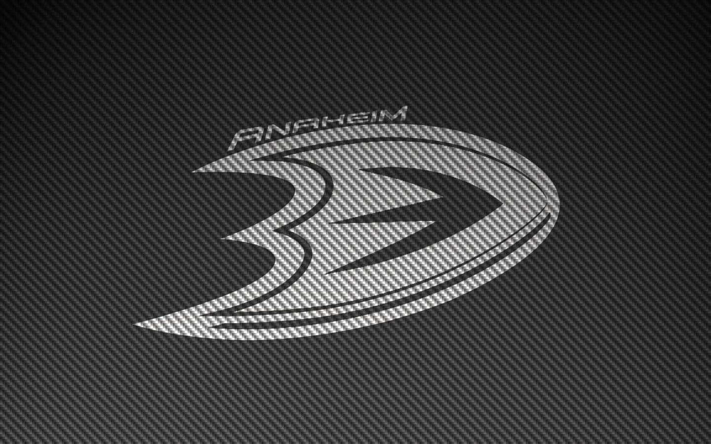 安納海姆鴨隊 桌布 壁紙 — Anaheim Ducks 標誌以銀色碳纖維紋理呈現，背景為深色。
