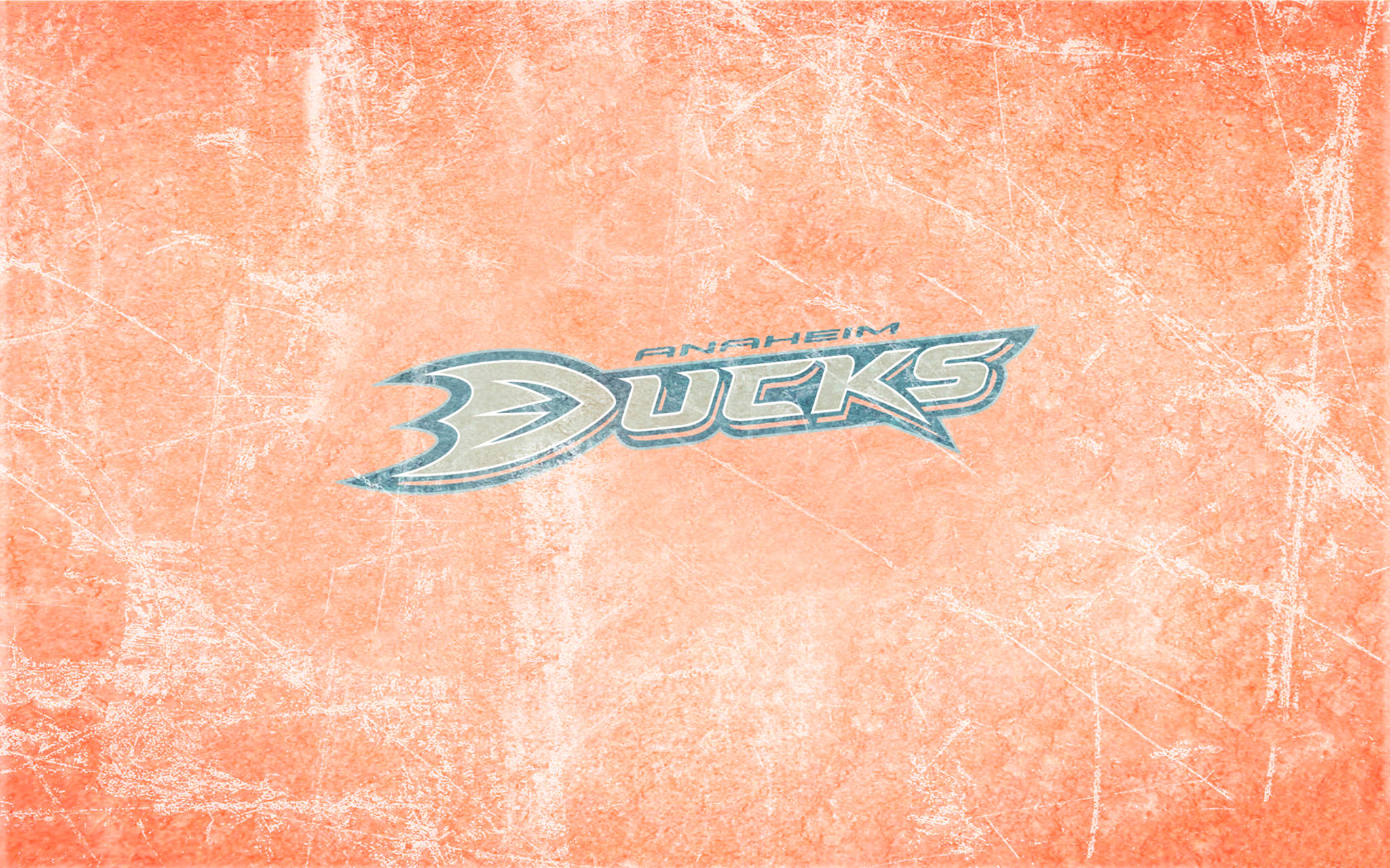 ducks 桌布 壁紙 — Anaheim Ducks 標誌居中位於帶有白色刮痕和磨損的紋理橙色冰面場地上。