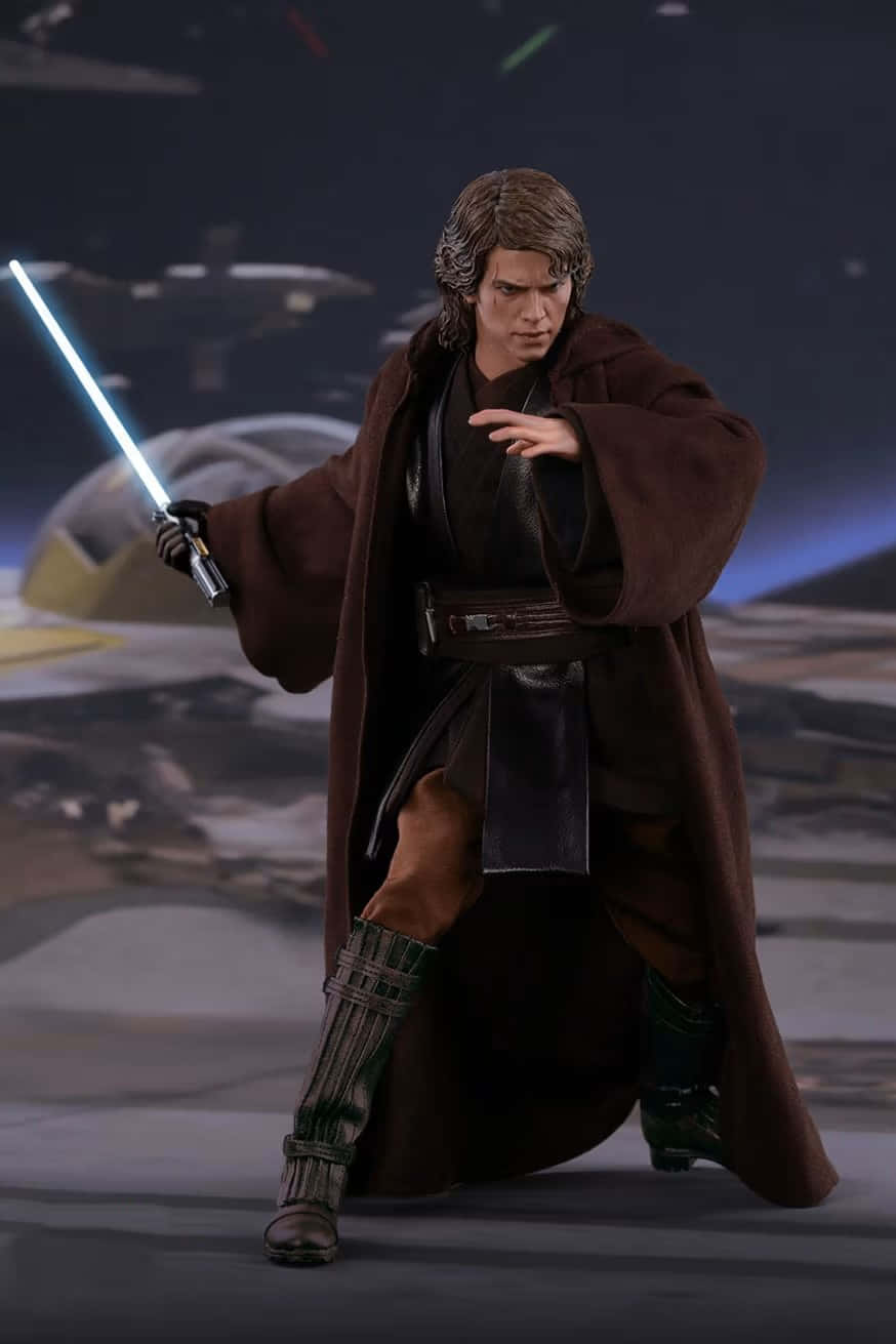  壁紙 — 一個詳細的Anakin Skywalker動作人偶，身穿絕地長袍，在星空太空背景下揮舞著發光的藍色光劍。