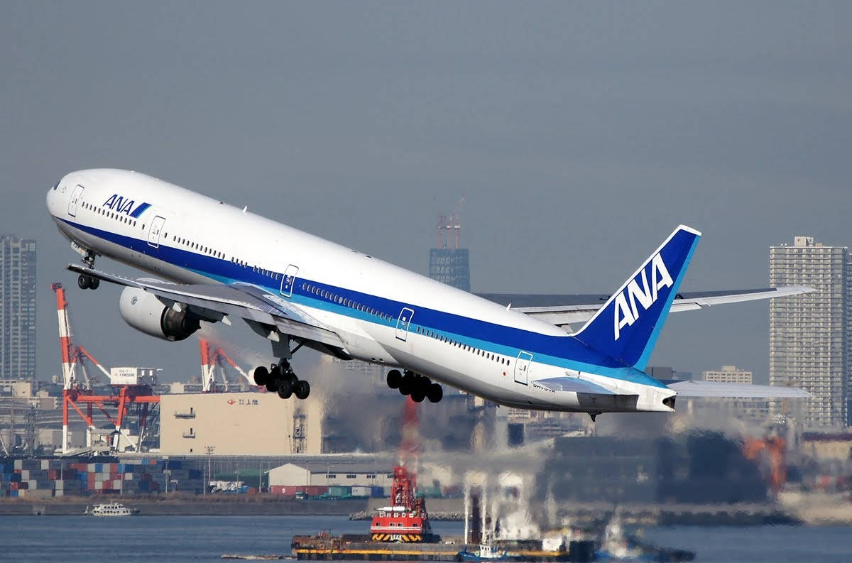 飛機 桌布 壁紙 — ANA飛機從沿海機場起飛，下方可見起重機和貨船。