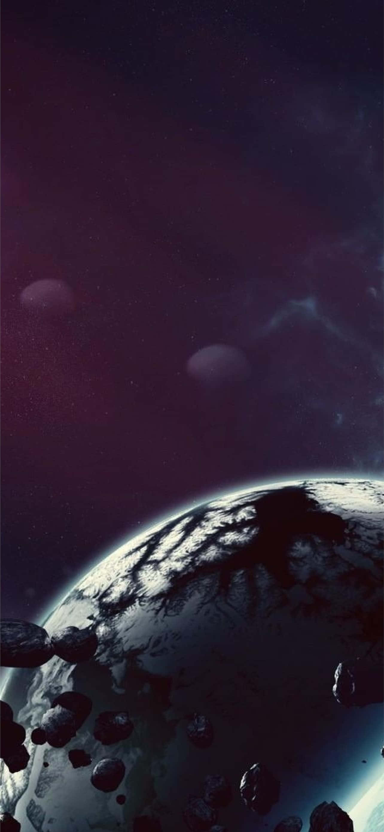 用你的Android裝置展開星際冒險 壁紙 — 一個黑暗的星球，帶有冰冷的隕石坑和漂浮的小行星，在星光燦爛的紫色星雲天空下發光。