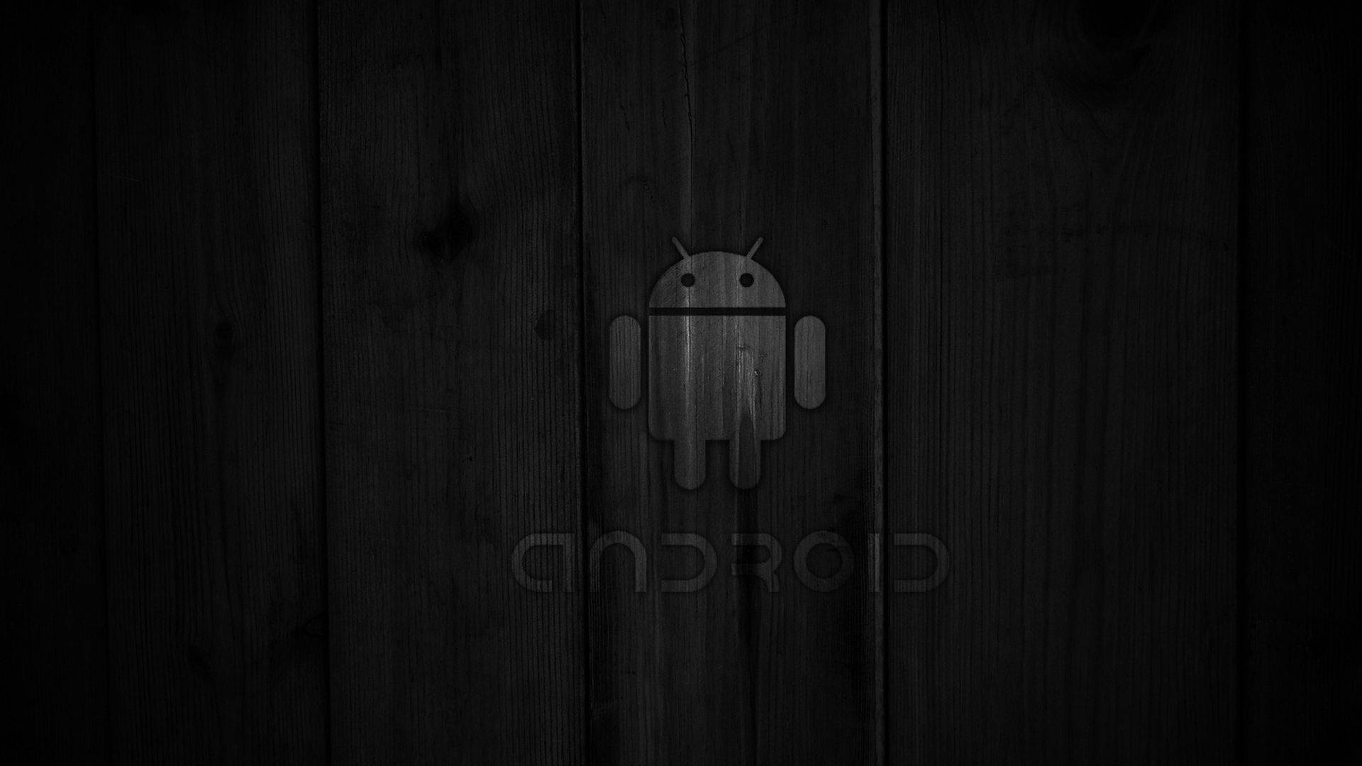 Black Android 桌布 壁紙 — Android 標誌以單色調微妙地蝕刻在深色木板上。