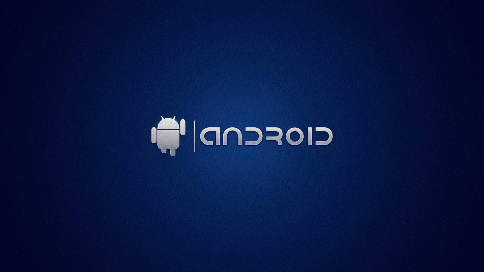 Android Desktop 桌布 壁紙 — Android 標誌在深藍色漸層背景上閃耀著金屬銀色光澤。