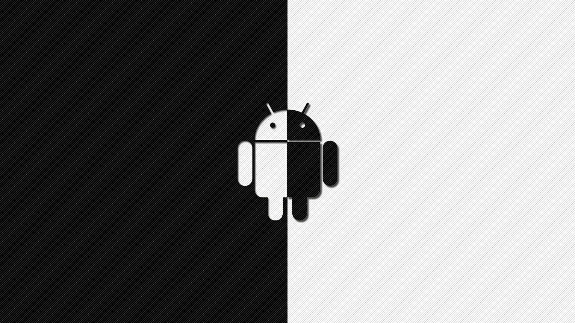Half Black Half White 桌布 壁紙 — Android機器人標誌垂直從中間分開，左半邊黑色，右半邊白色，置於紋理背景上。