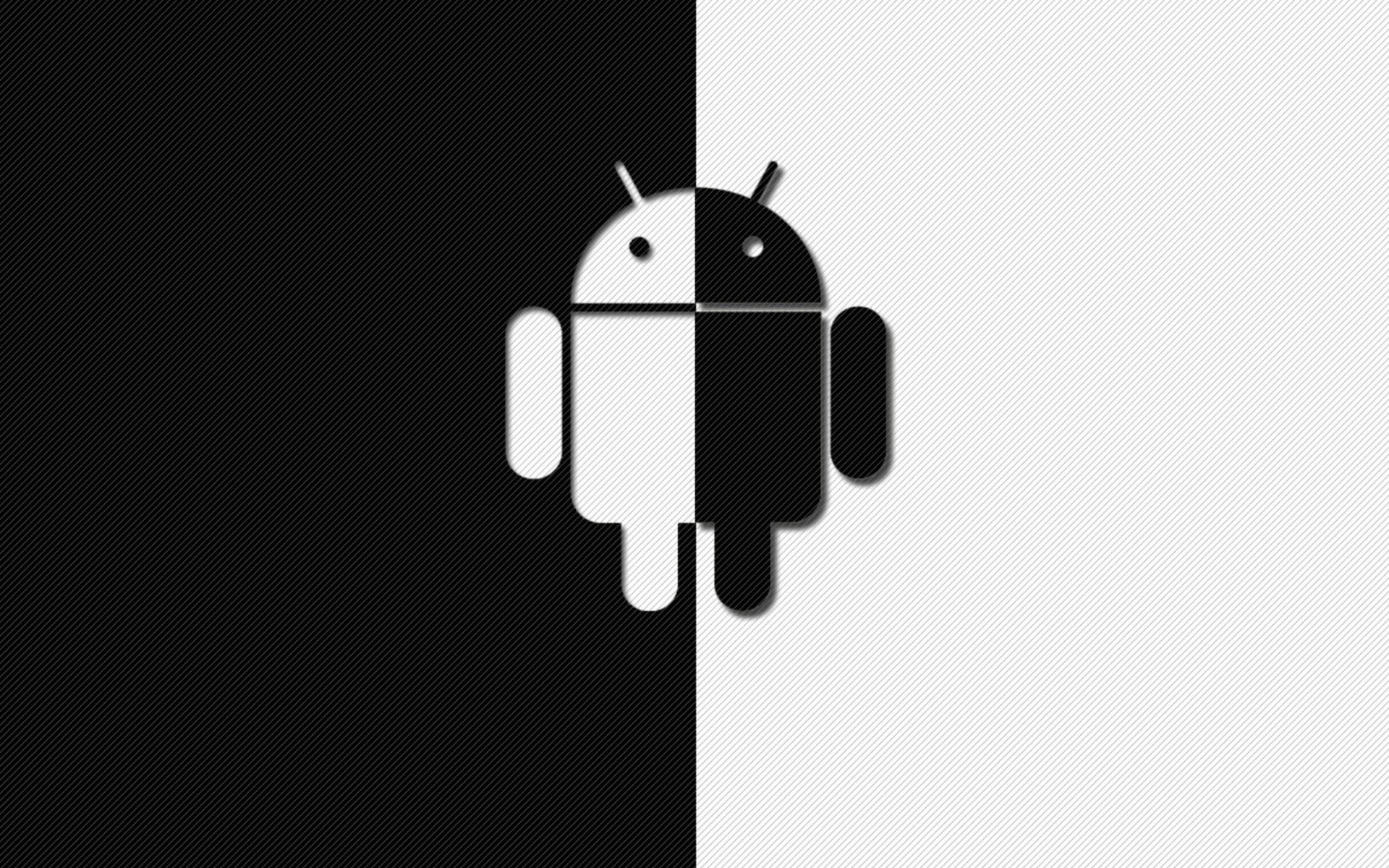 Android Desktop 桌布 壁紙 — Android機器人標誌從中間分開，左半邊黑色，右半邊白色，置於有紋理的背景上。