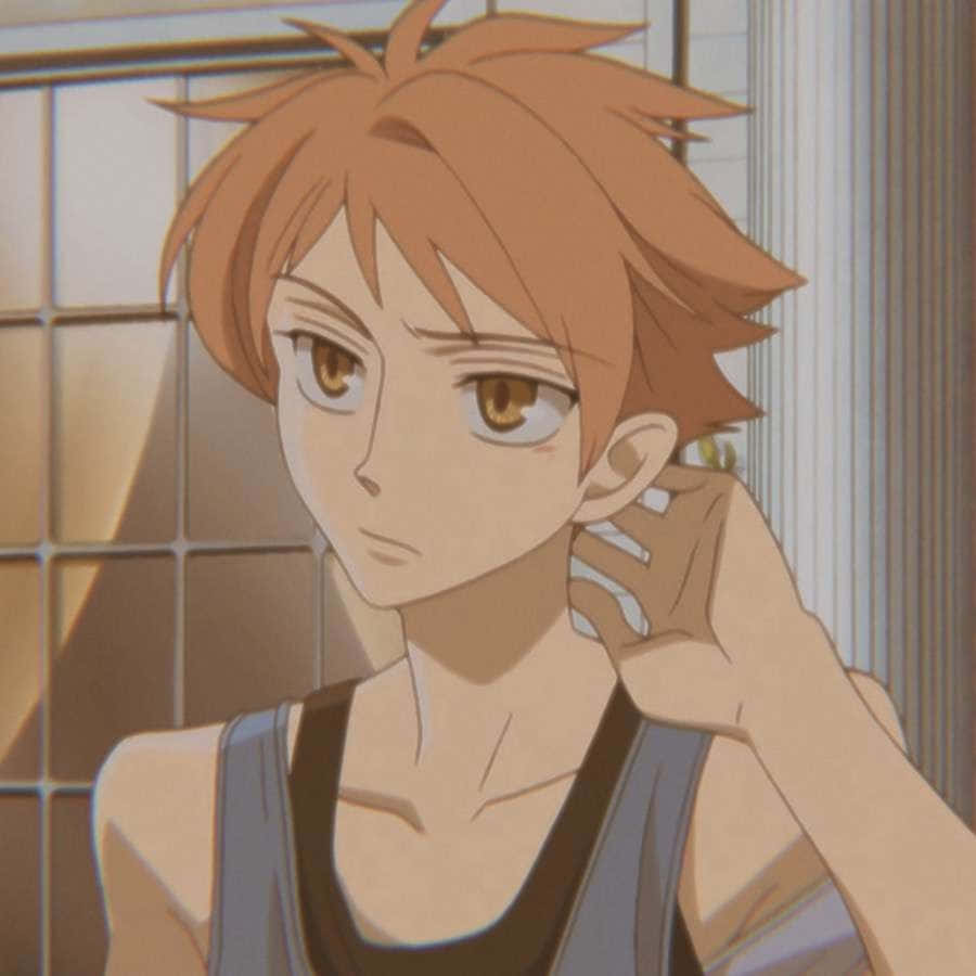 Hikaru Hitachiin 桌布 壁紙 — 動漫男孩，橙色刺蝟頭，棕色眼睛，在窗邊若有所思地摸著耳朵。