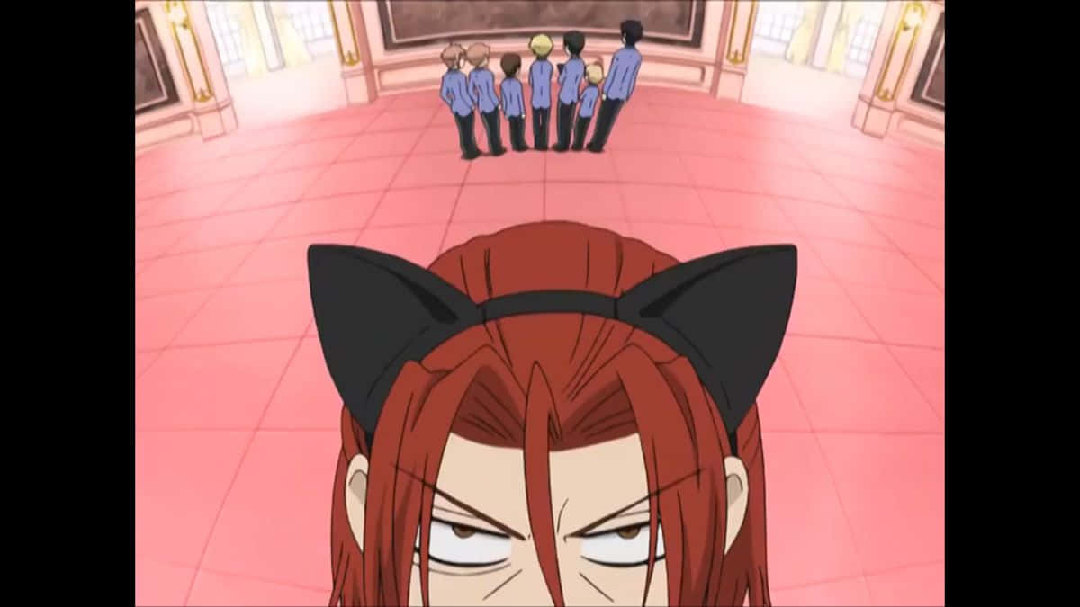 Kasanoda Ritsu 桌布 壁紙 — 一個紅髮黑貓耳的動漫角色從低角度怒視，遠處有一群穿藍色制服的學生站在一個粉紅色瓷磚大廳中。