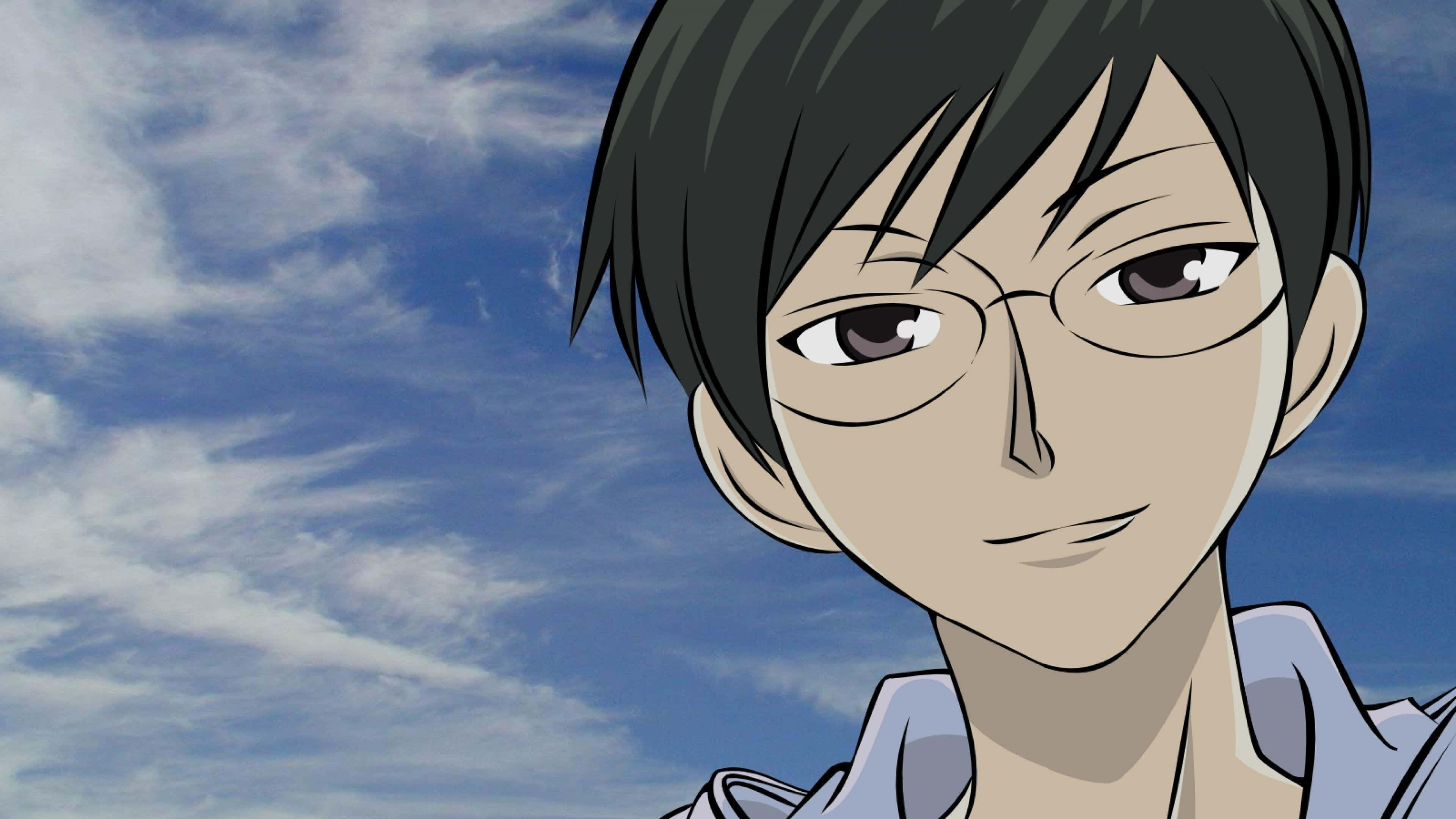 Kyoya Ootori 桌布 壁紙 — 動漫角色，深色頭髮，戴眼鏡，在藍天白雲下溫柔微笑。