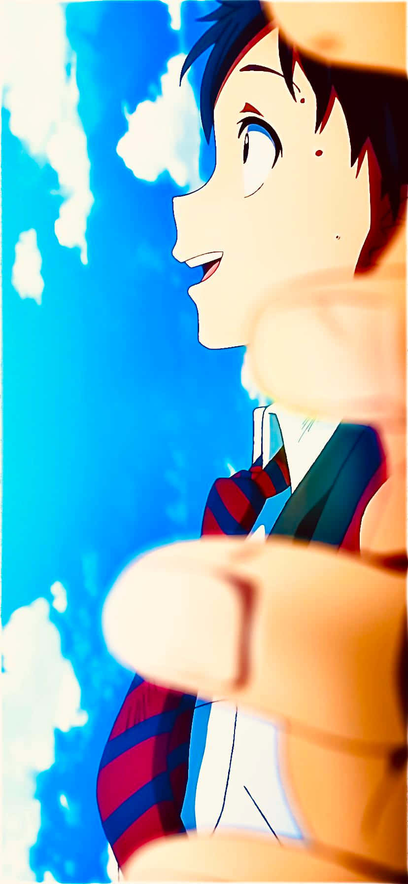  壁紙 — 一個穿著條紋領帶的年輕動漫男孩，帶著驚奇仰望充滿蓬鬆雲朵的鮮豔藍天。