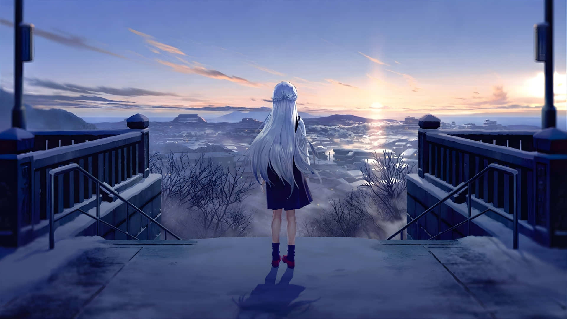  壁紙 — 一個孤獨的動漫女孩，長長銀髮，站在雪覆蓋的觀景點，夕陽下凝視著沐浴在金色光芒中的冰凍城市景觀。