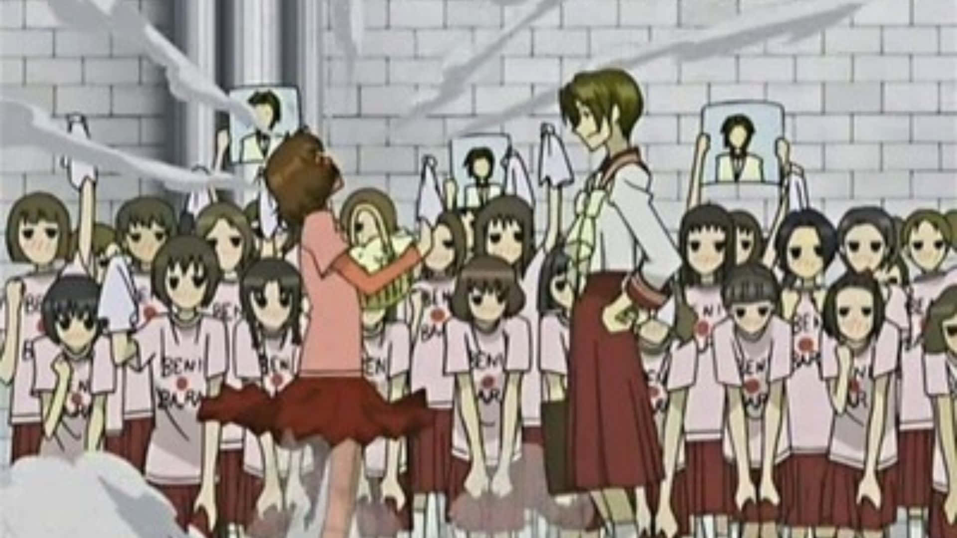 Benio Amakusa 桌布 壁紙 — 動漫場景顯示一個粉紅色衣服的女孩與嬰兒跳舞，周圍是穿著制服、手持肖像的女孩在磚牆房間內。