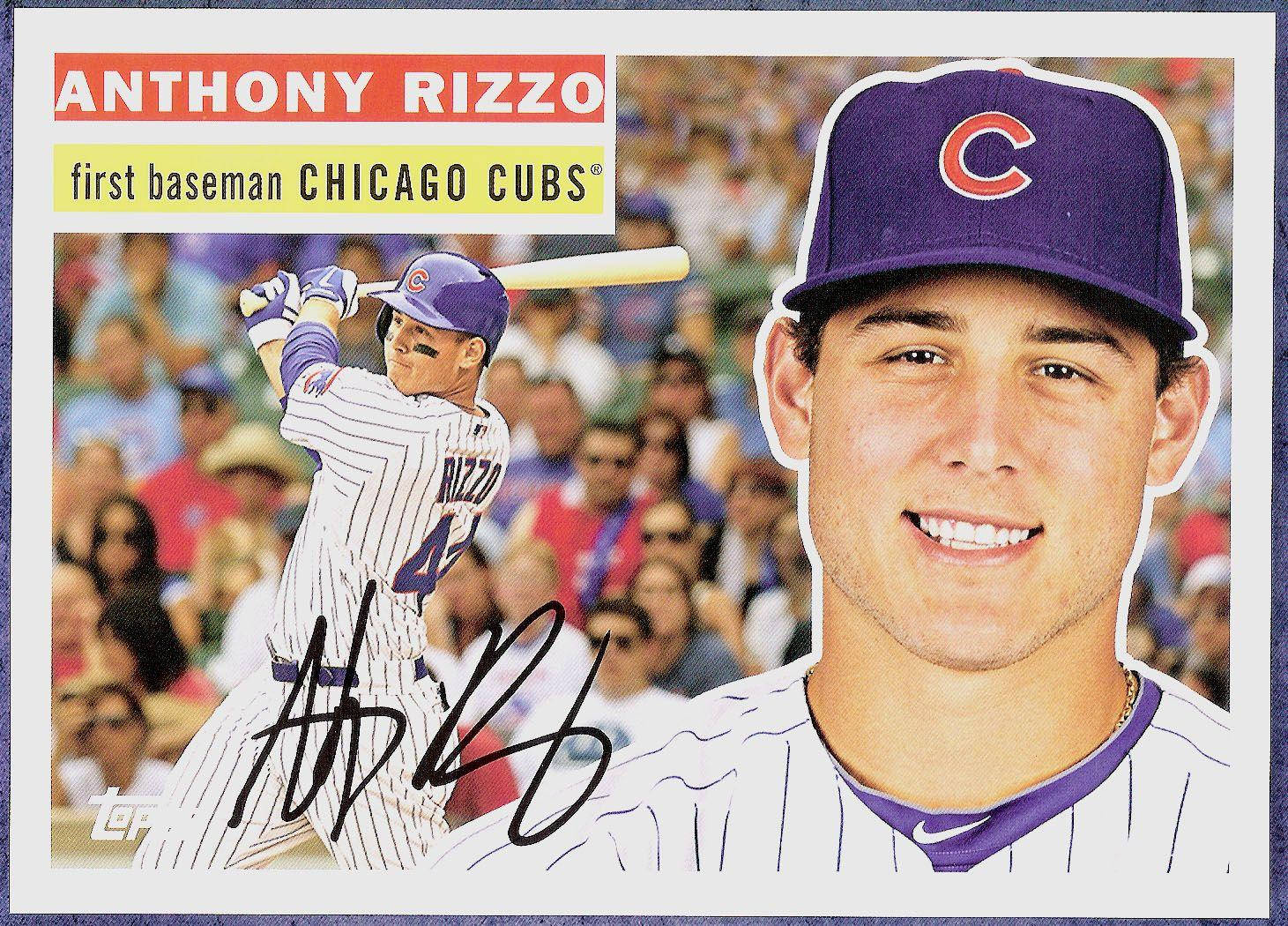 smiling 桌布 壁紙 — Anthony Rizzo 的棒球卡，前景是他微笑，背景是他揮棒的動作照。
