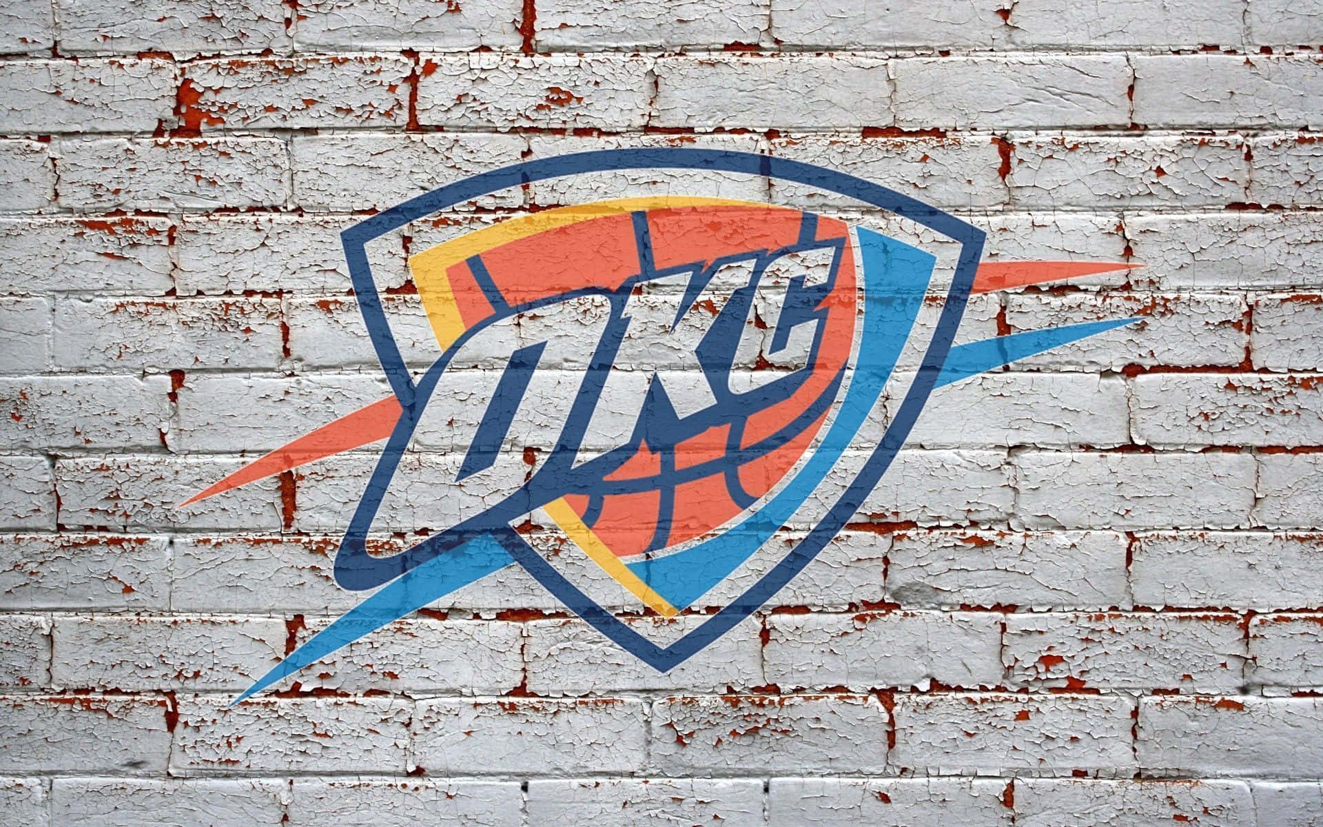 奧克拉荷馬城雷霆籃球隊標誌繪製在破舊的磚牆上。 — NBA 壁紙