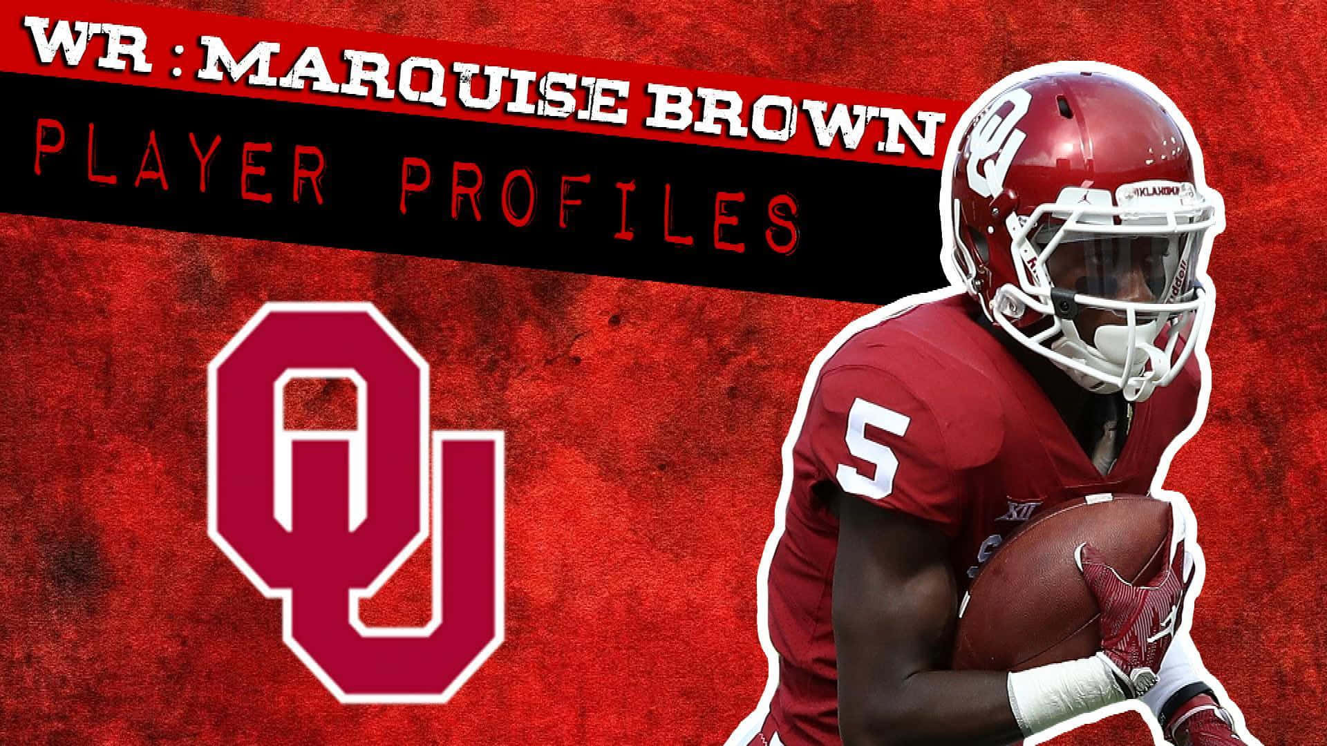  壁紙 — 奧克拉荷馬大學 Sooners 美式足球員 Marquise Brown 身穿紅色球衣，在帶有紋理的紅色背景上抱著一個美式足球，背景上有球隊標誌和球員資料文字。
