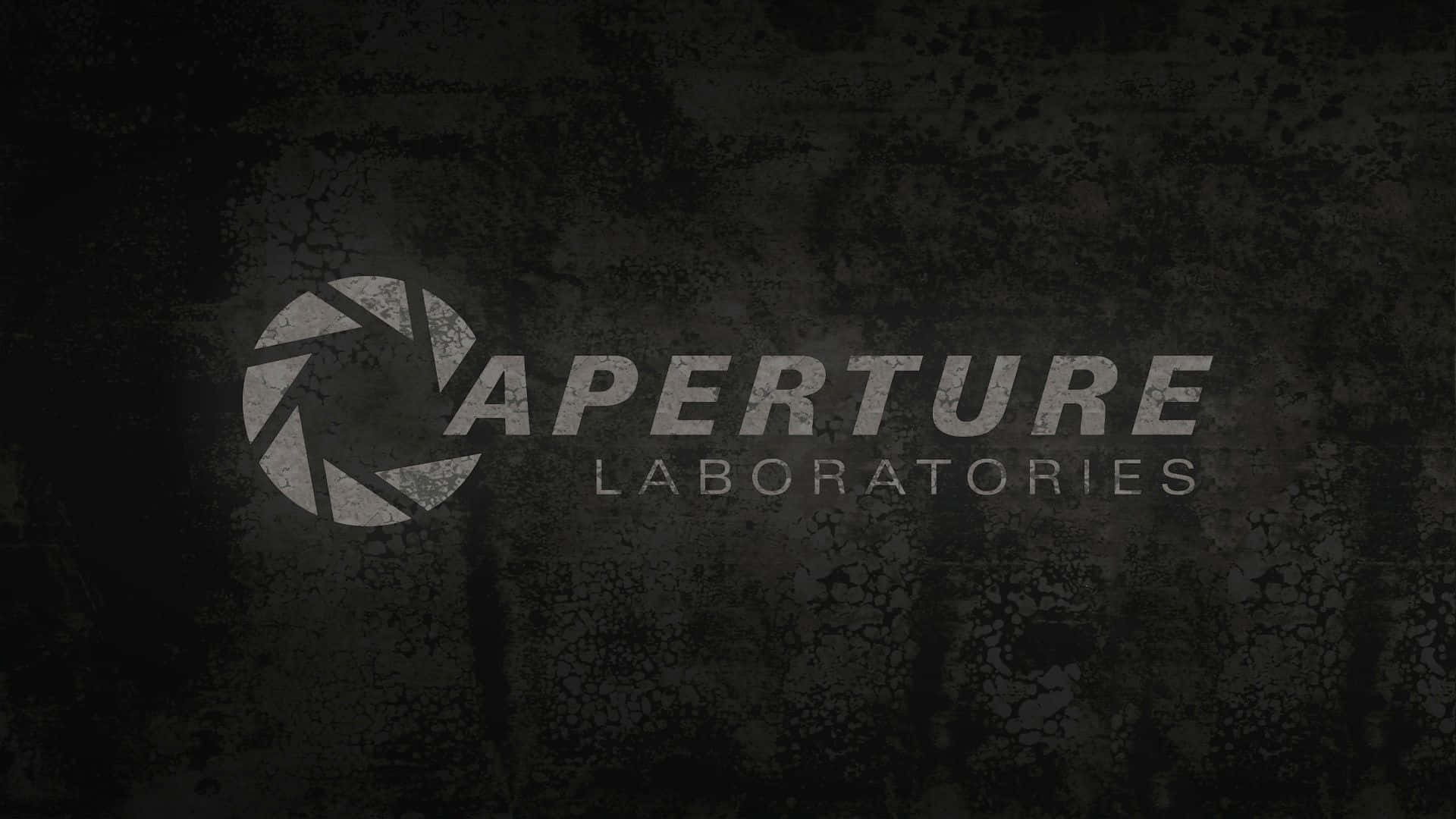 電玩遊戲 桌布 壁紙 — Aperture Laboratories 標誌以風化灰色呈現於帶有粗糙紋理的裂紋暗牆上。