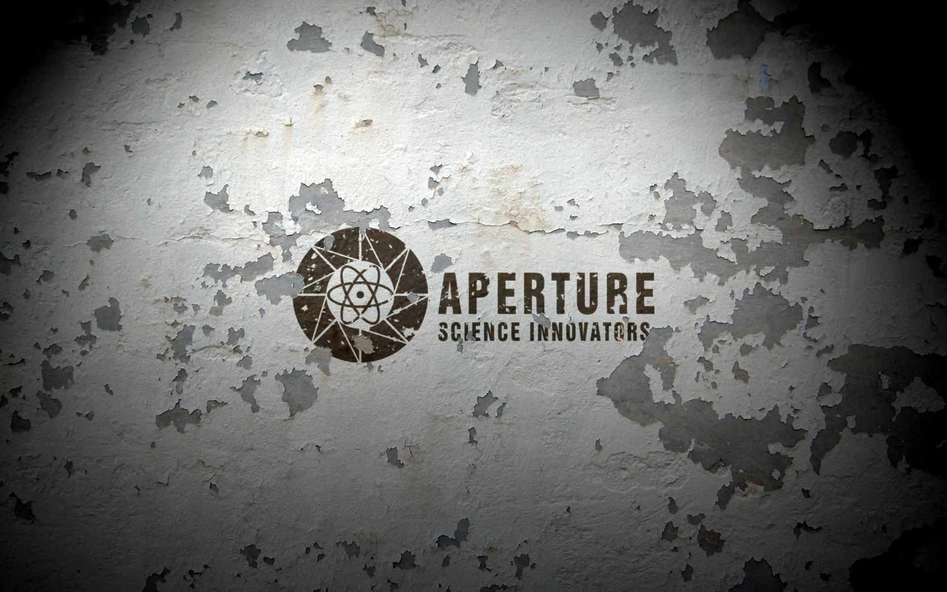電玩遊戲 桌布 壁紙 — Aperture Science Innovators 標誌在戲劇性的聚光燈下從風化的牆壁上剝落。