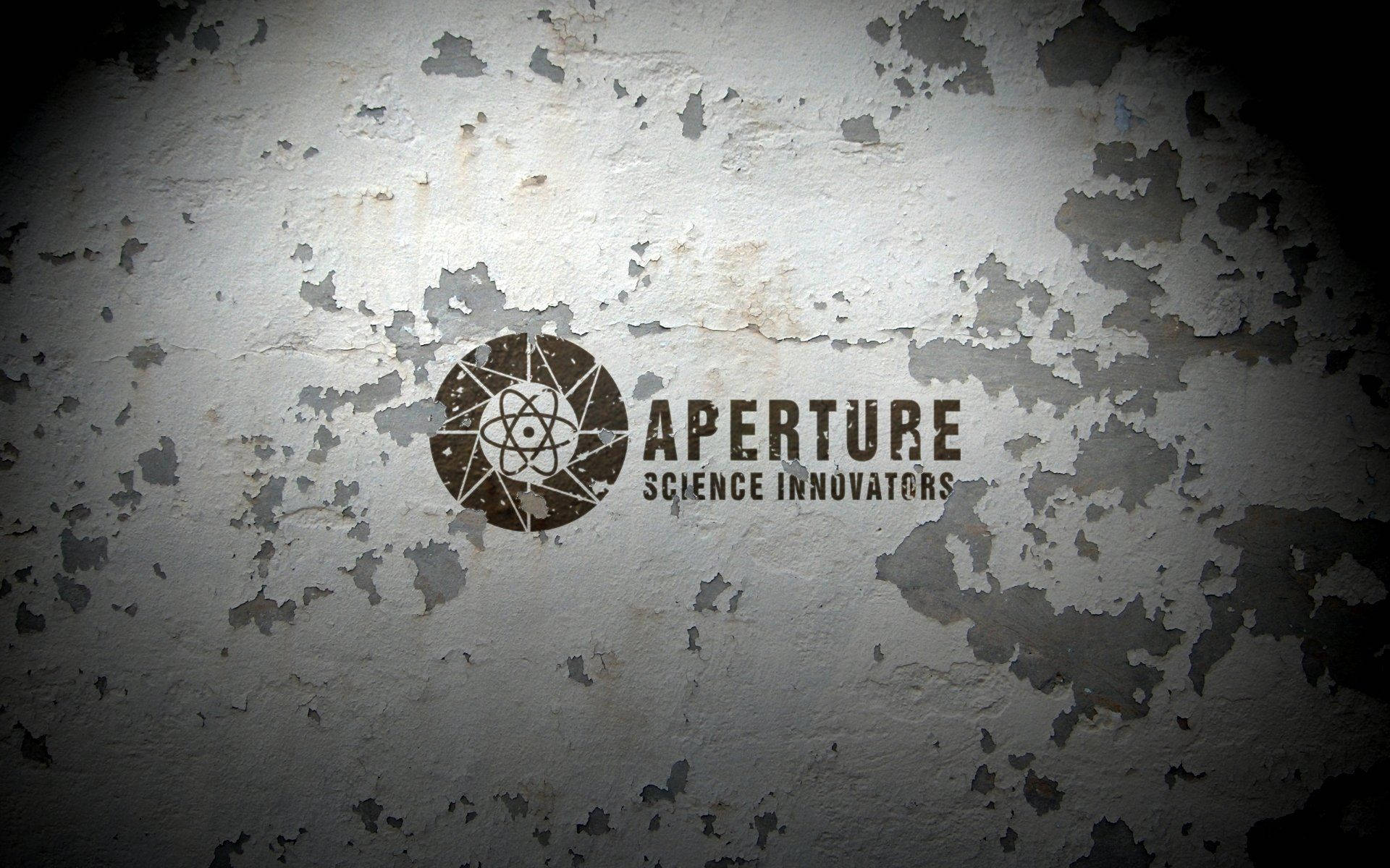 Portal 桌布 壁紙 — Aperture Science Innovators 標誌在戲劇性聚光燈下從風化牆壁上剝落。