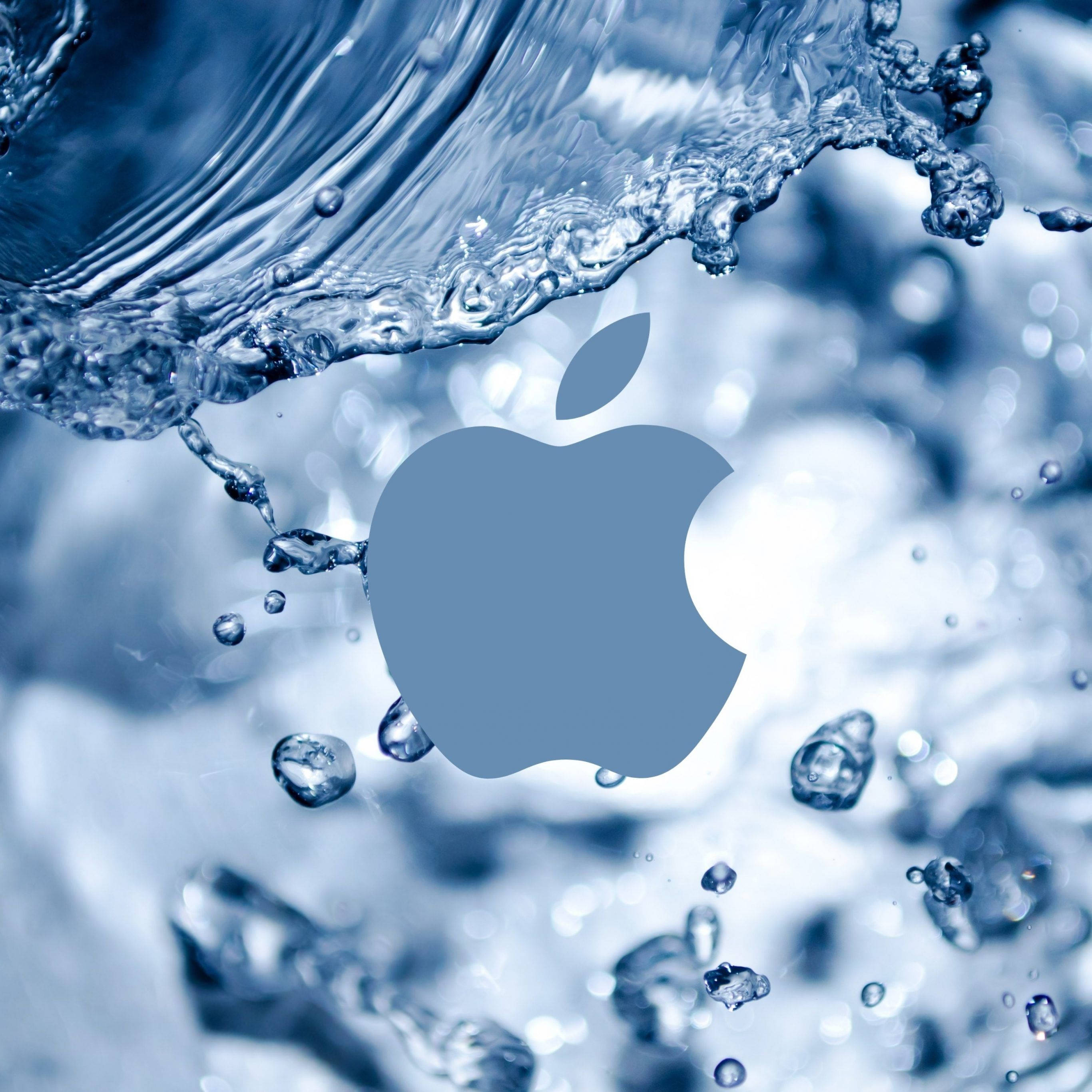 水 桌布 壁紙 — Apple 標誌從清涼藍色水的動態飛濺中浮現，周圍有水滴和漣漪。