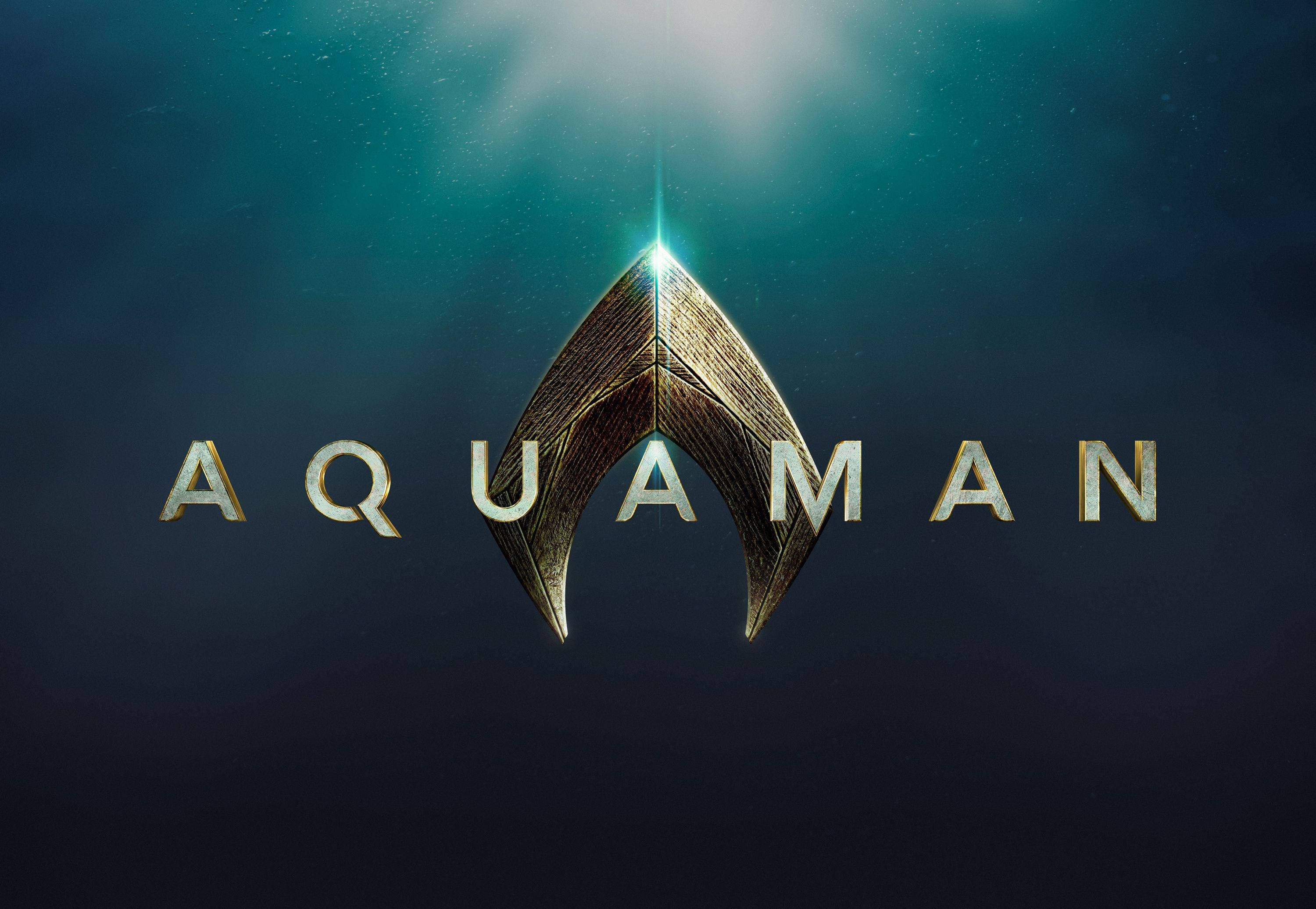 水行俠 桌布 壁紙 — Aquaman 標誌閃耀著明亮的光束，穿透深藍綠色的海水。
