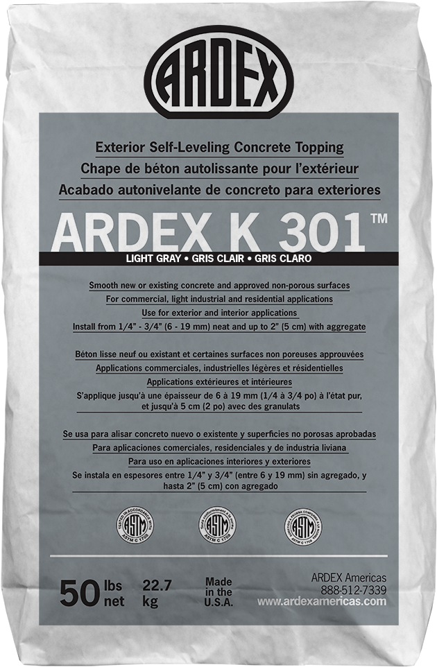 混凝土 桌布 壁紙 — Ardex K 301 淺灰色室外自流平混凝土面層白色袋的特寫，附有多語言文字和ASTM標誌。