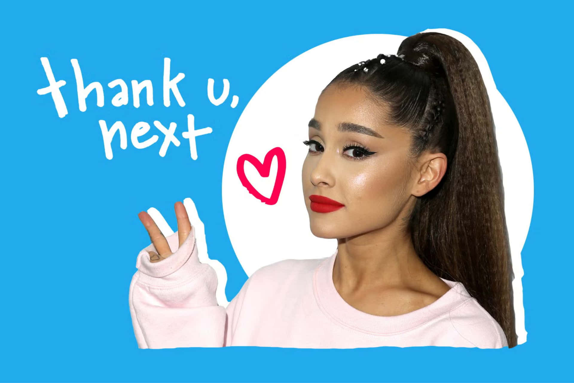  壁紙 — Ariana Grande 穿著粉紅色連帽衫，在明亮的藍色背景上帶著 'thank u, next' 文字和心形圖案溫暖微笑。
