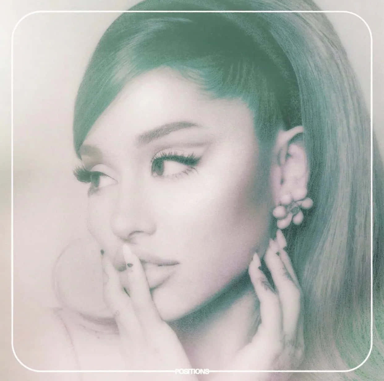  壁紙 — Ariana Grande 的柔和青綠色調肖像，雙手靠近臉龐，戴著花卉耳環。