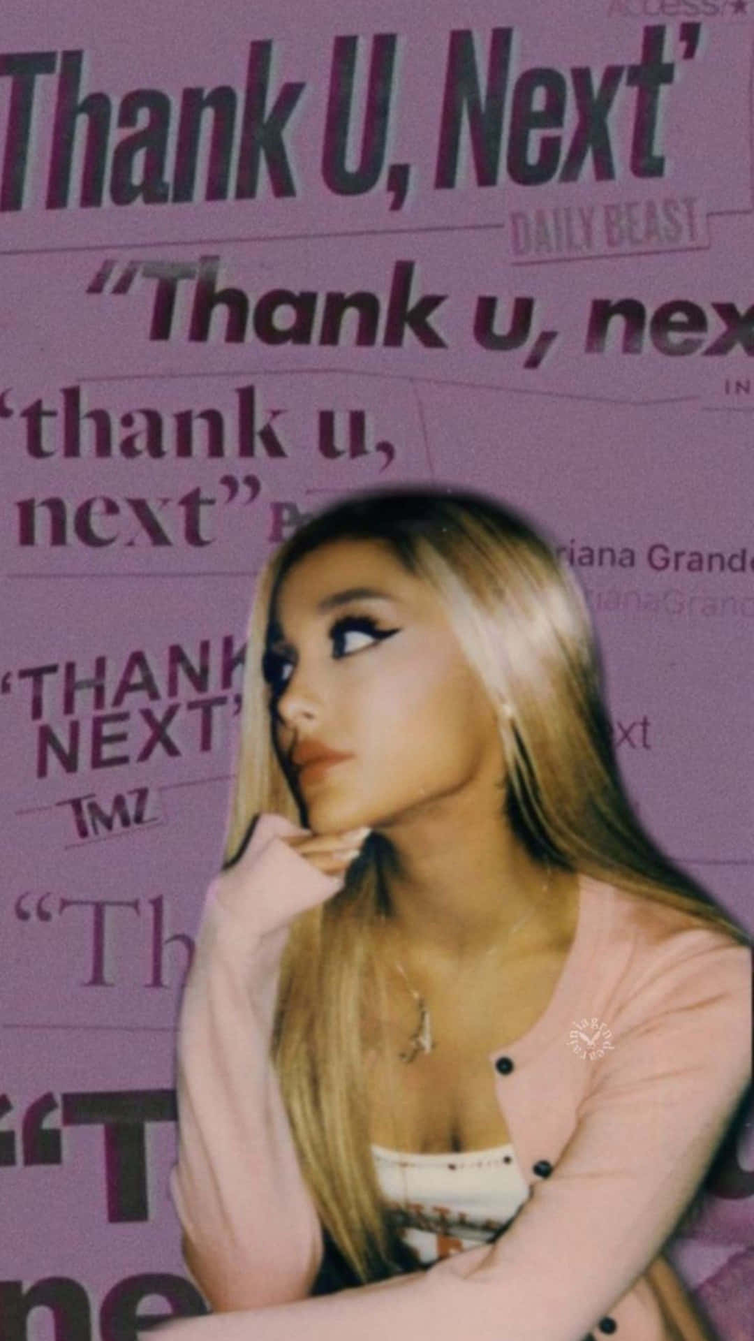  壁紙 — Ariana Grande 向上凝視著一面紫色牆壁，牆上佈滿媒體重複的「Thank U, Next」標題。