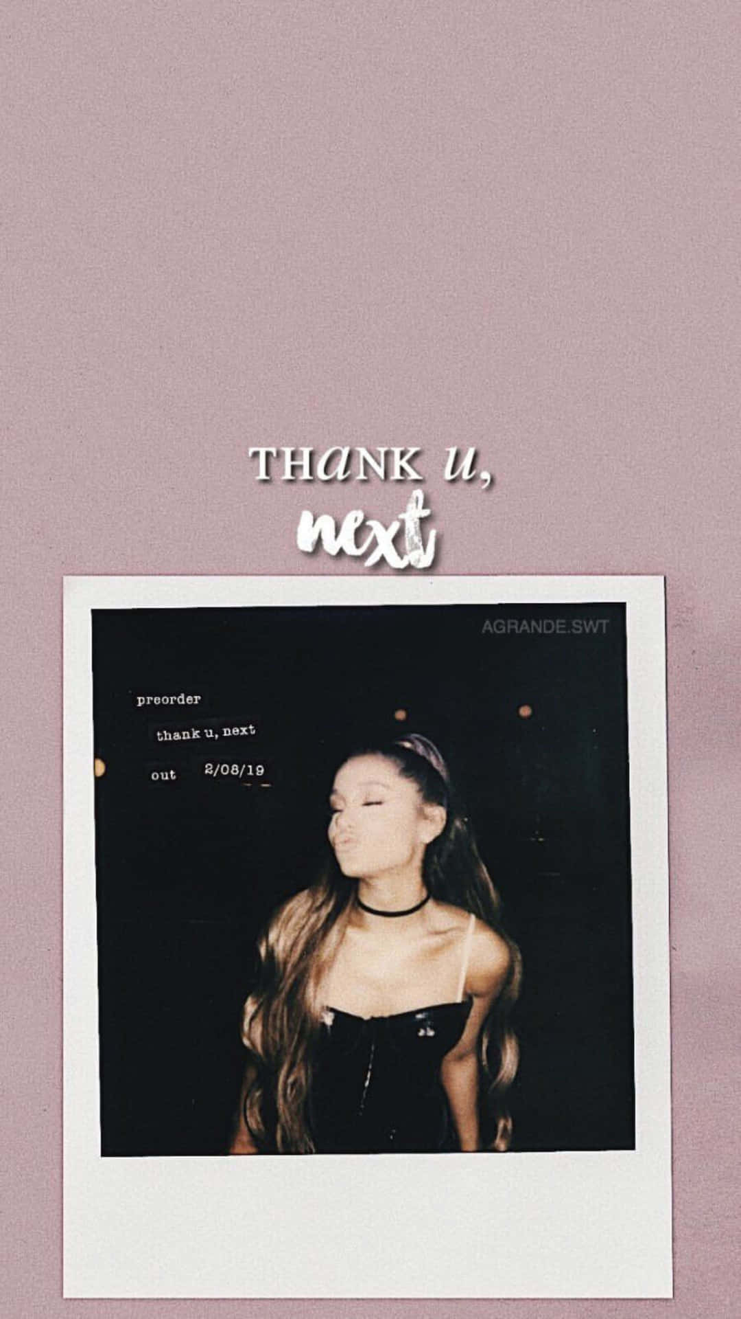  壁紙 — Ariana Grande 身穿黑色連衣裙，在帶有「thank u, next」文字的拍立得風格照片上，背景為柔和粉紅色。