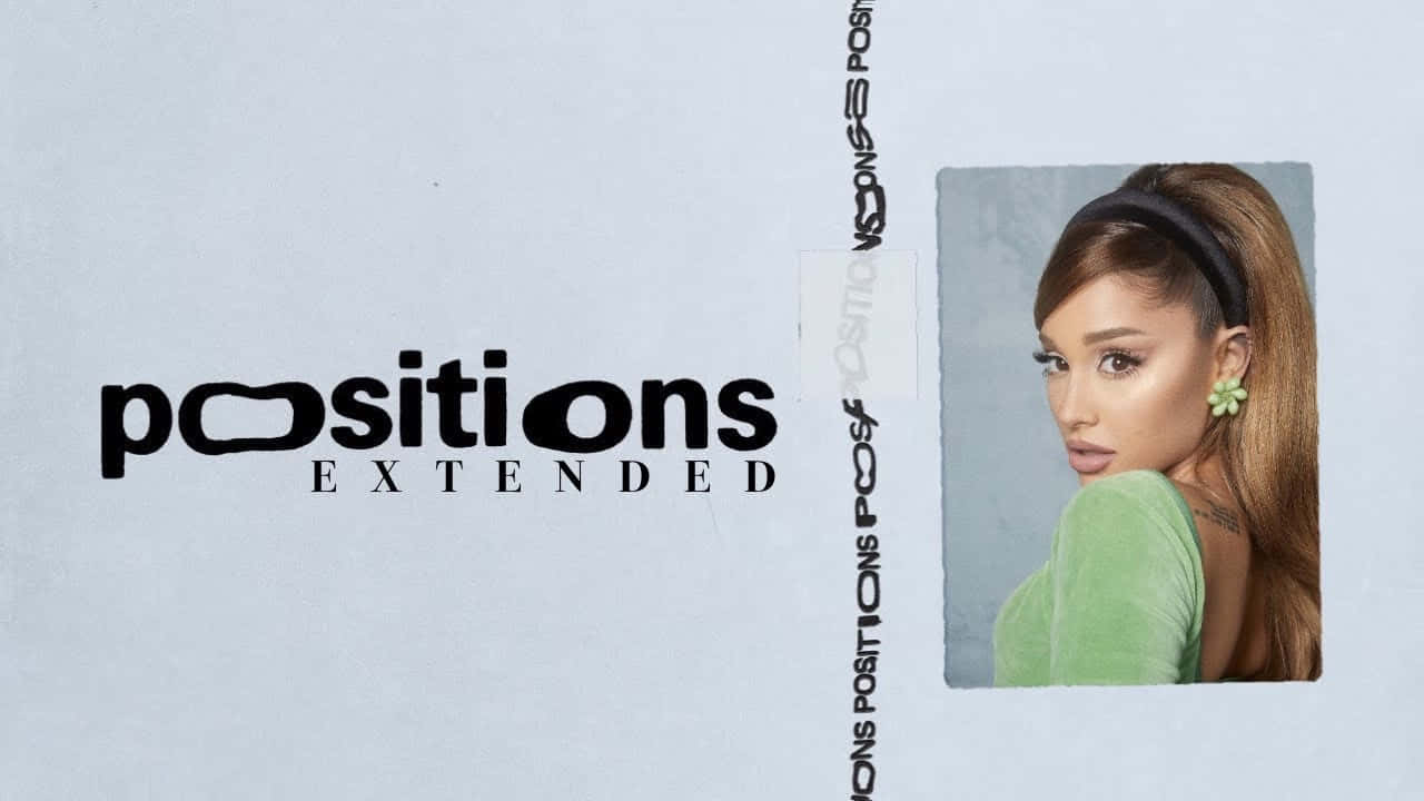  壁紙 — Ariana Grande 身穿綠色上衣，在極簡淺灰色背景上回頭凝視，帶有「positions extended」文字。