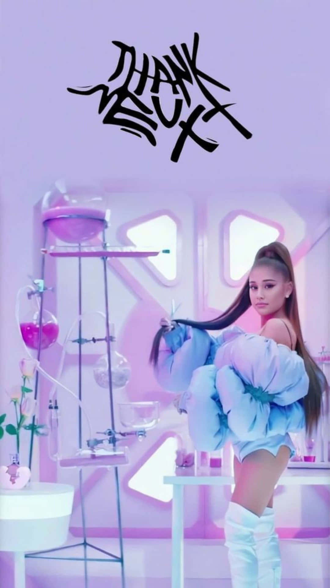  壁紙 — Ariana Grande 在未來感的粉紅色實驗室中，穿著寬鬆的藍色服裝，在發光的幾何背景前拿著剪刀。